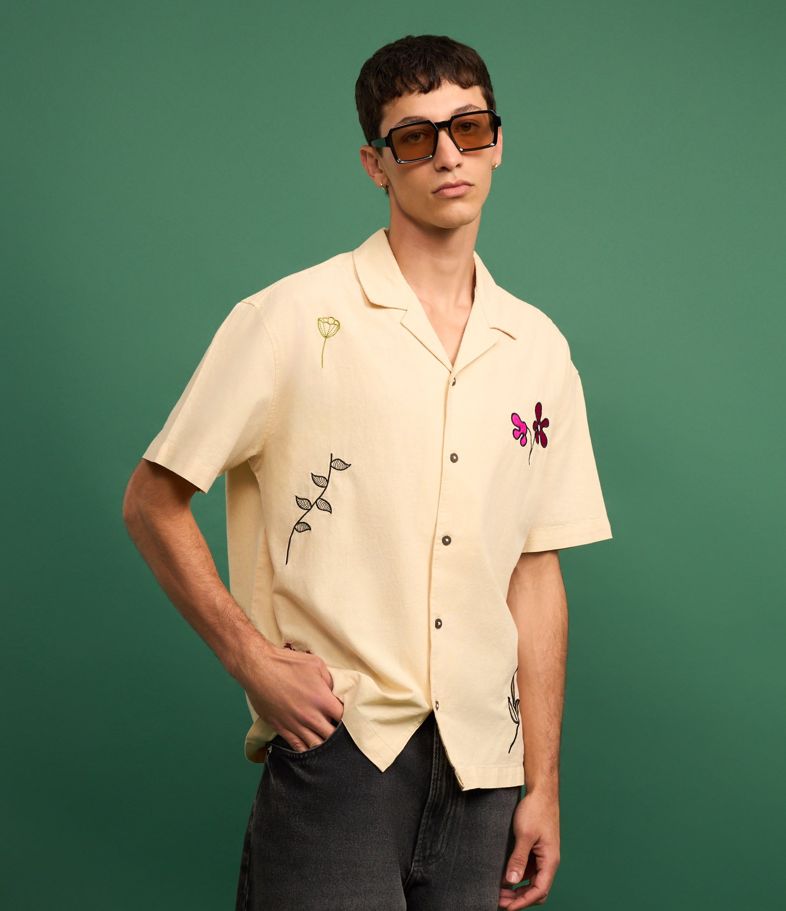 Camisa Boxy em Tricoline Estampa em Bordados Coloridos Bege 5