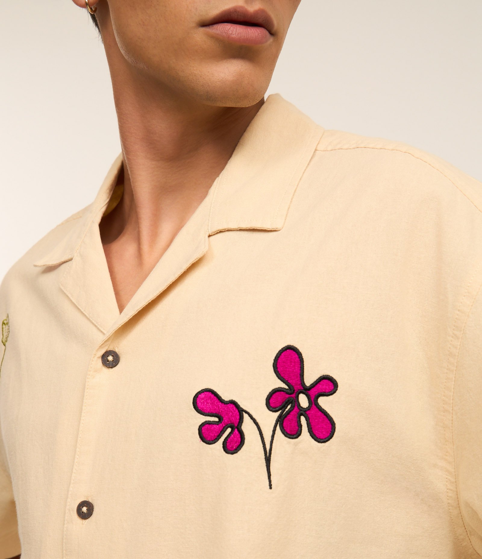 Camisa Boxy em Tricoline Estampa em Bordados Coloridos Bege 6