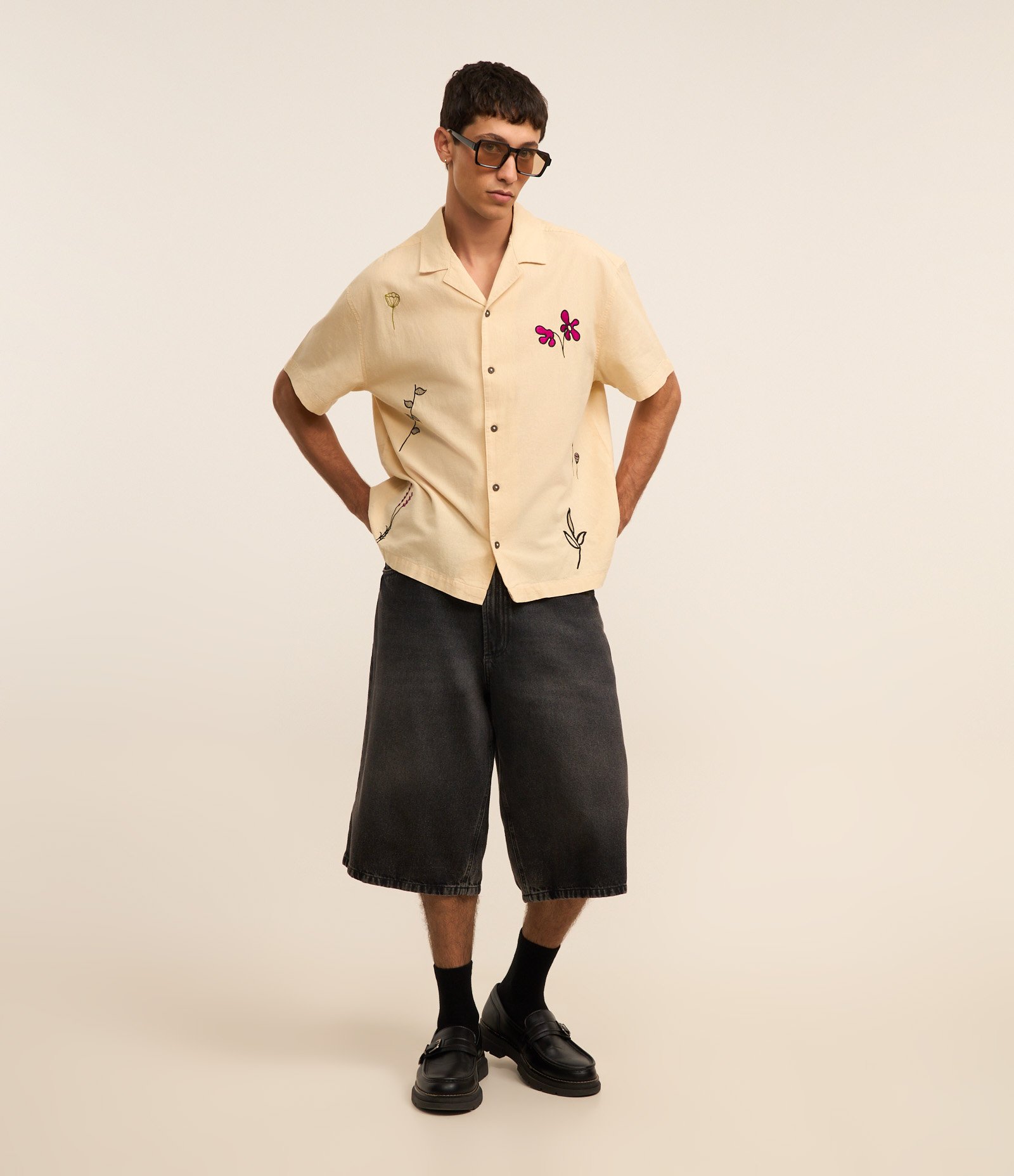 Camisa Boxy em Tricoline Estampa em Bordados Coloridos Bege 7