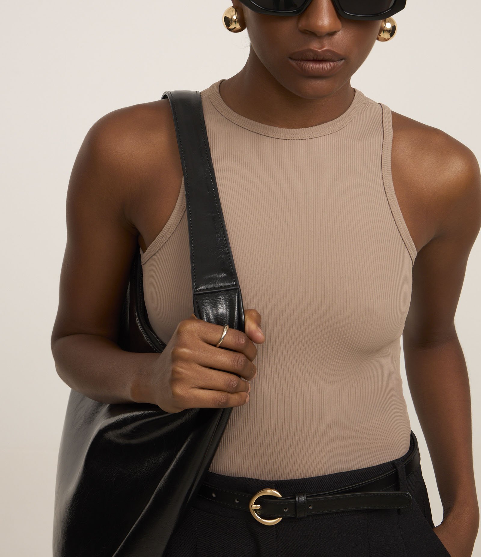 Blusa Sem Manga em Ribana com Gola Redonda Bege Escuro 3