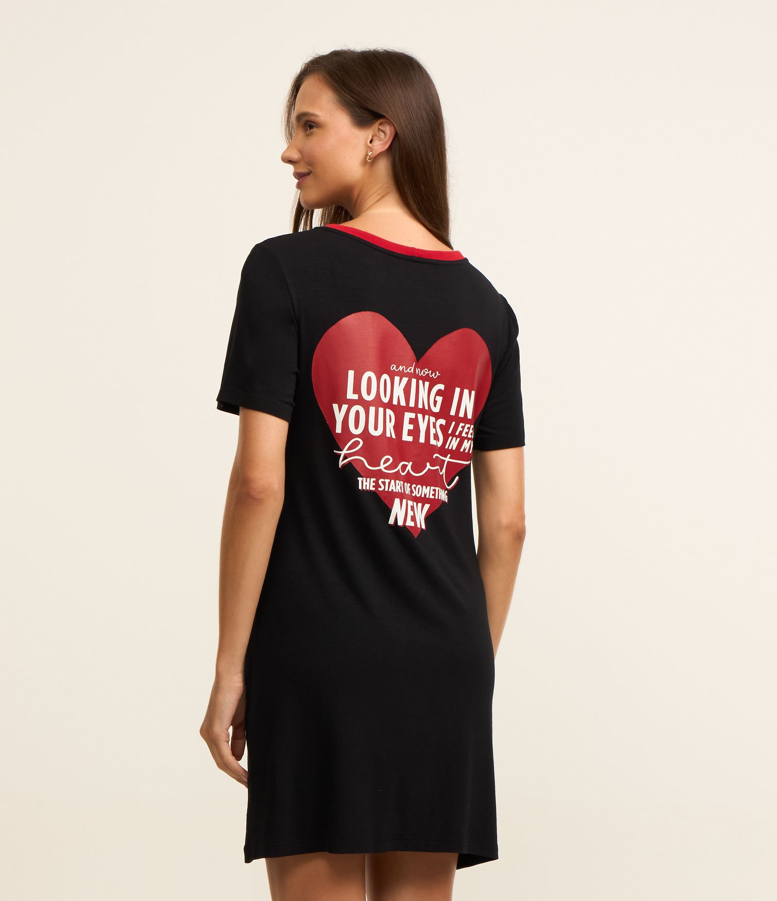 Camisola Manga Curta em Viscose com Estampa High School Preto 2