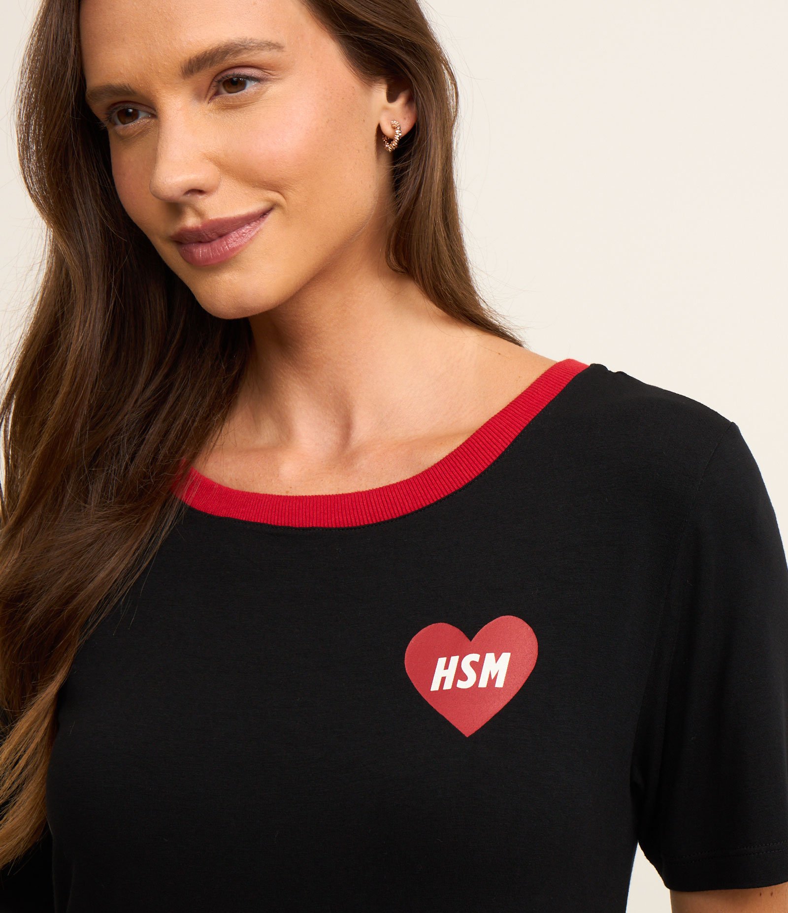 Camisola Manga Curta em Viscose com Estampa High School Preto 3