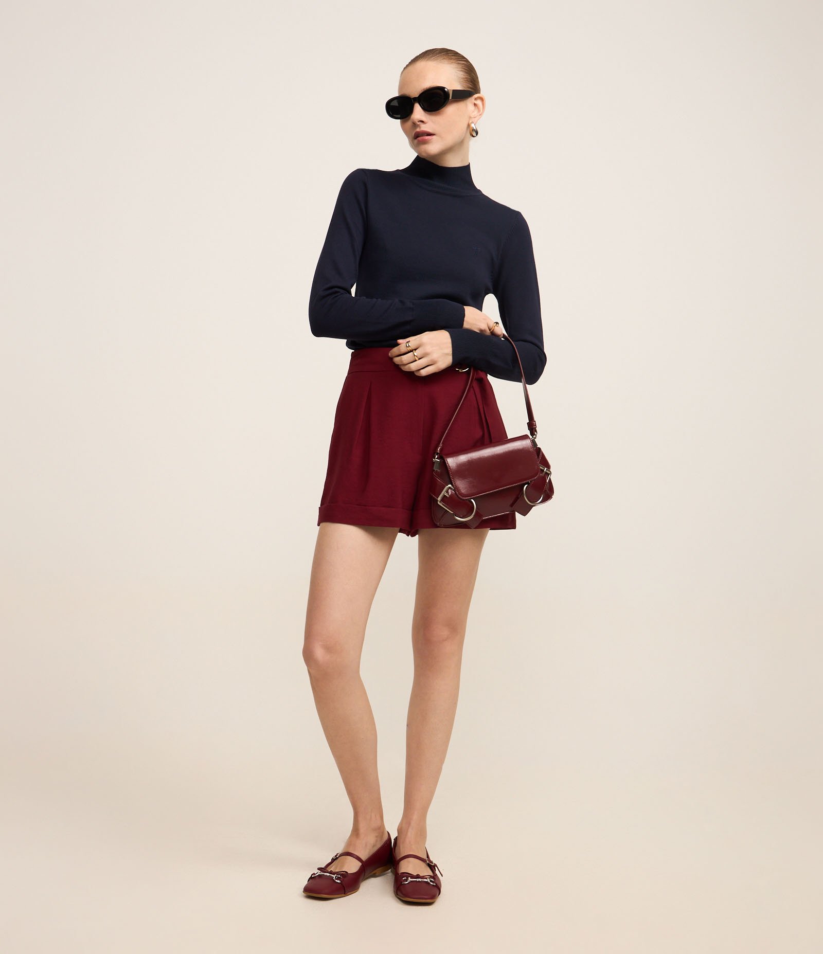 Blusa em Viscose com Gola Alta e Lacinho Bordado Azul Marinho 2