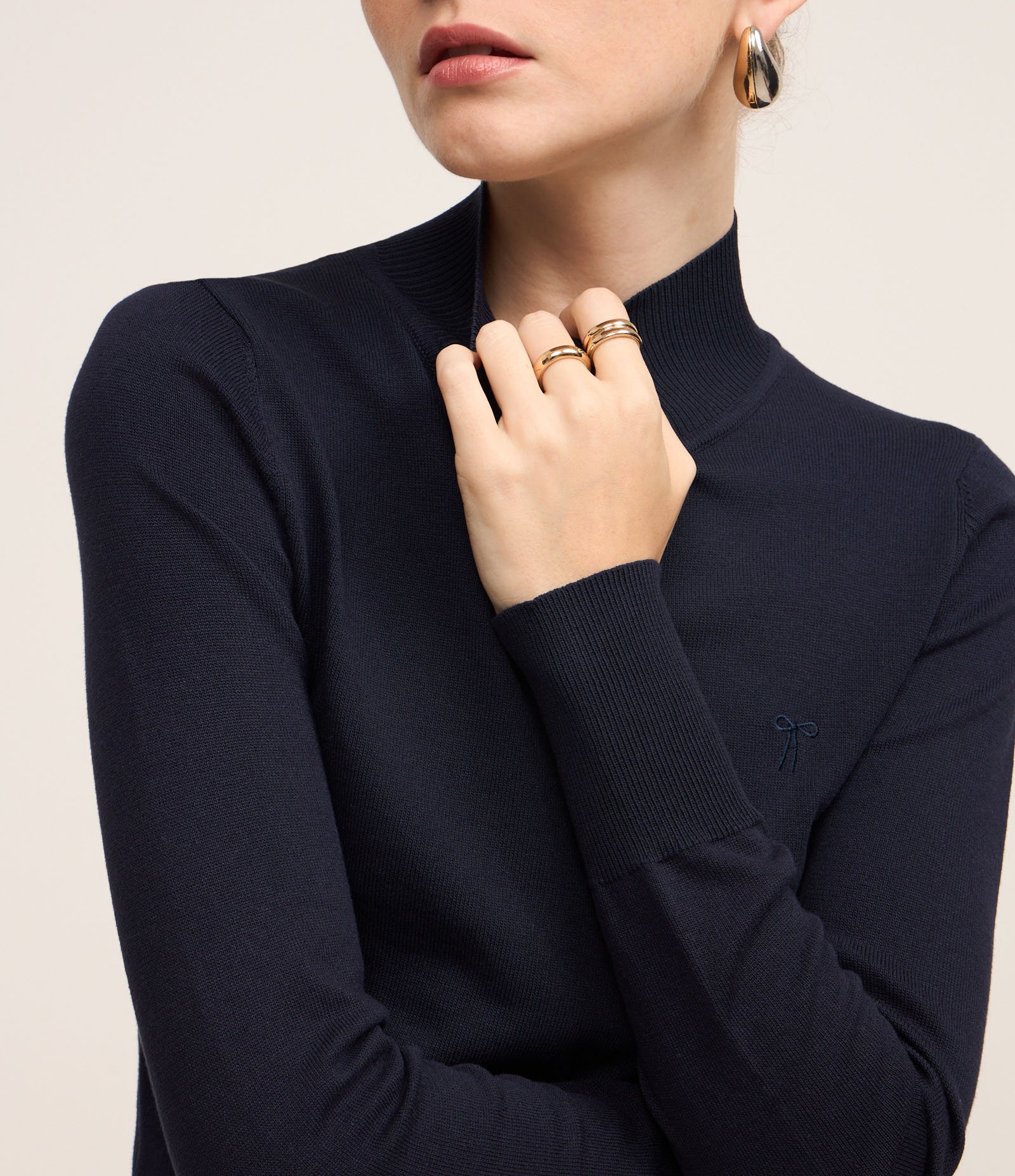 Blusa em Viscose com Gola Alta e Lacinho Bordado Azul Marinho 3