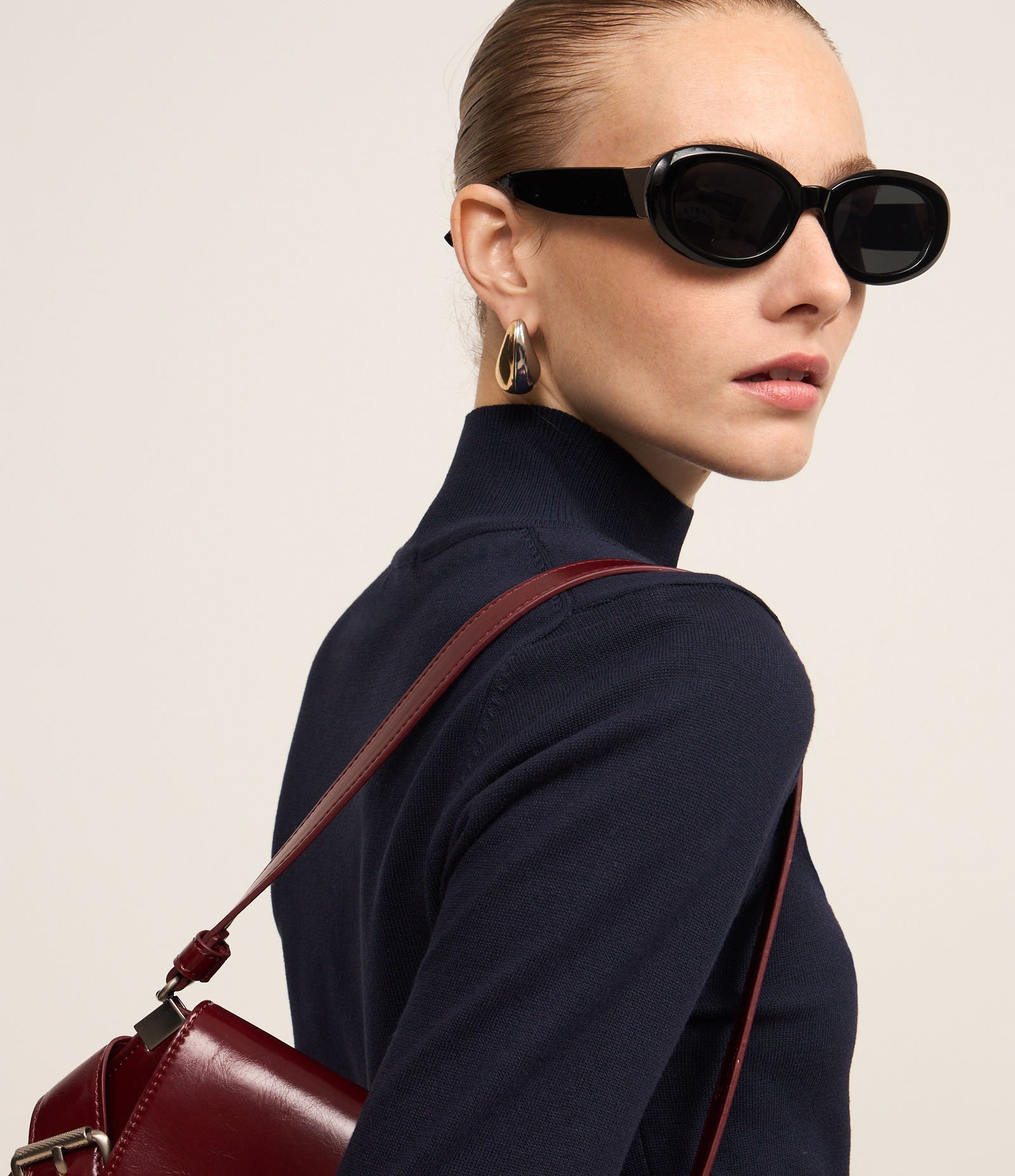 Blusa em Viscose com Gola Alta e Lacinho Bordado Azul Marinho 4