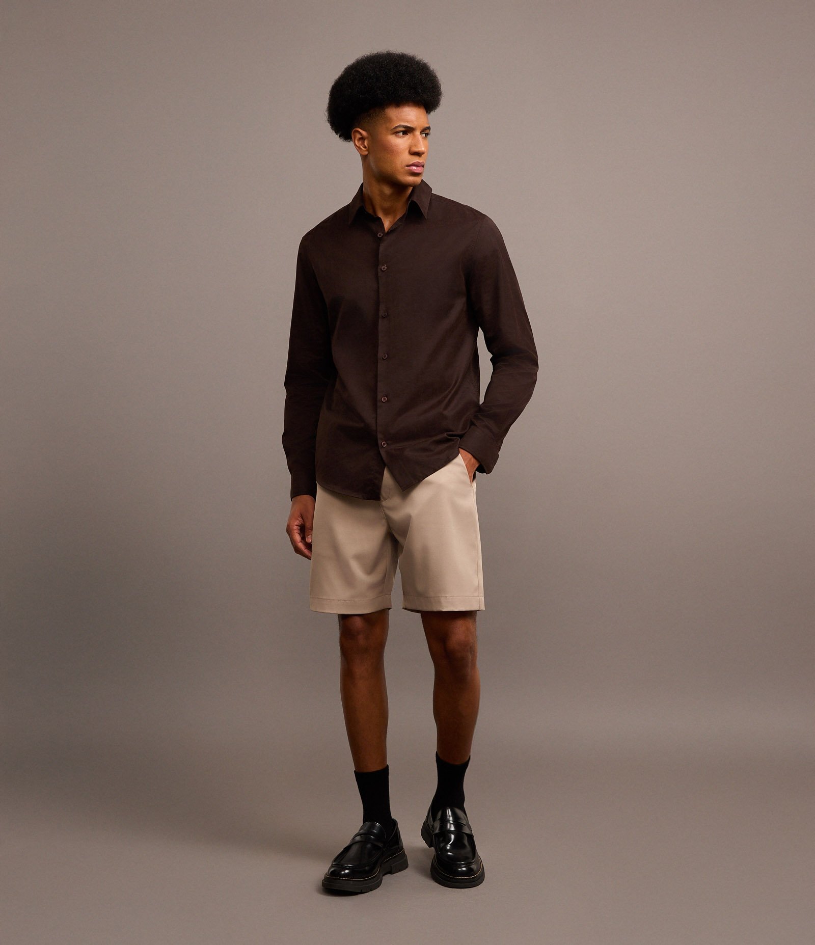 Camisa Regular em Sarja com Abotoamento Marrom 2