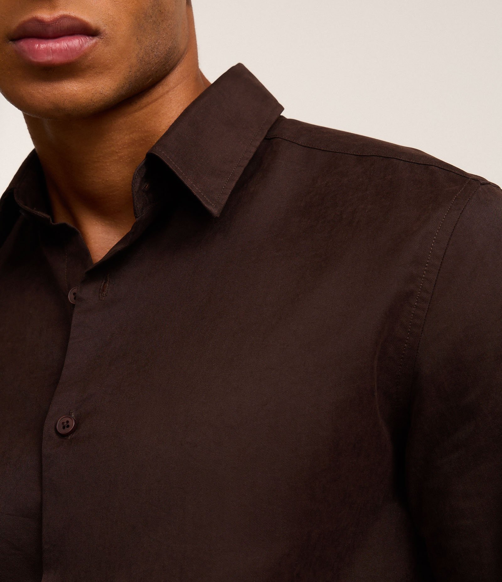 Camisa Regular em Sarja com Abotoamento Marrom 3