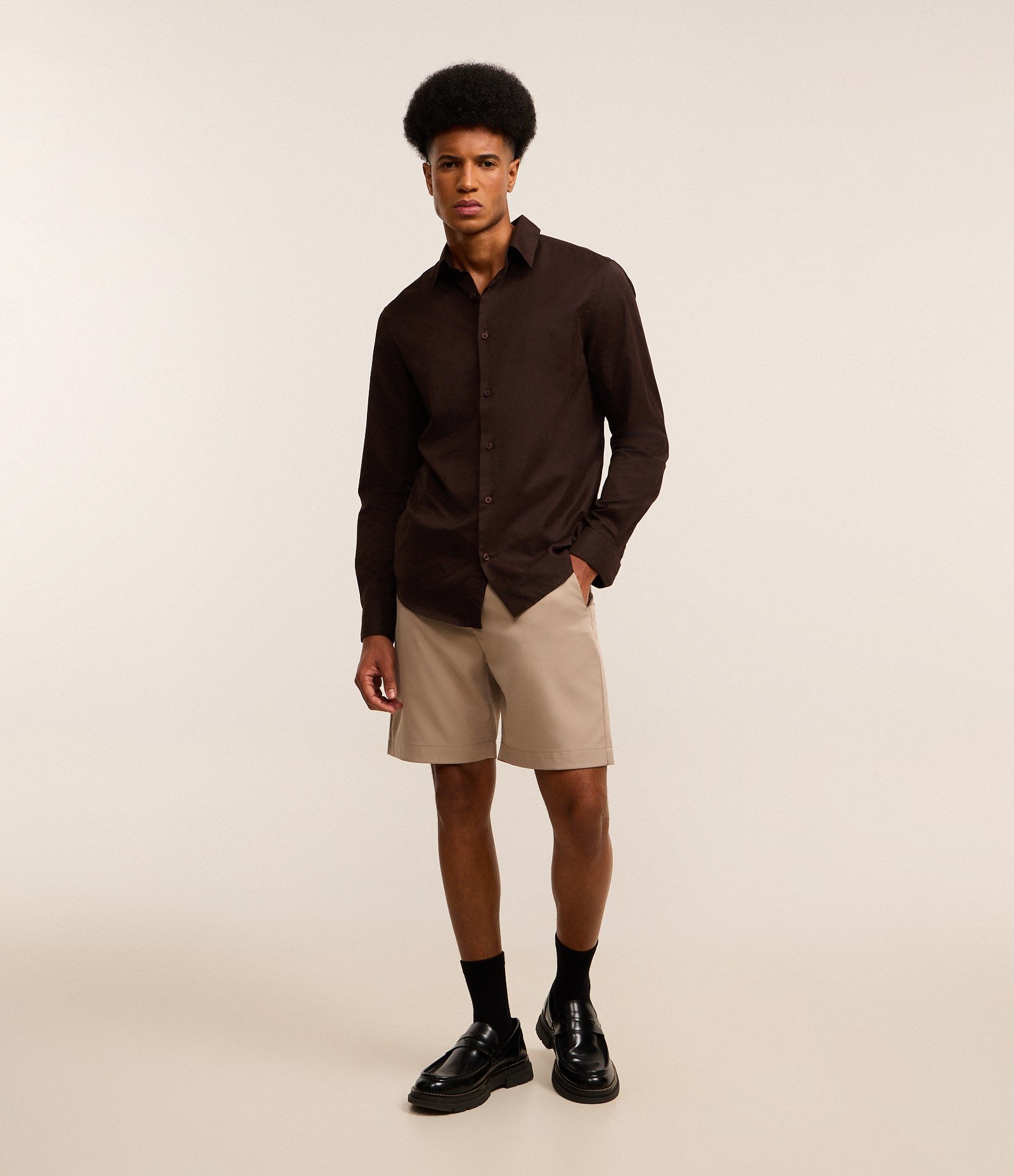 Camisa Regular em Sarja com Abotoamento Marrom 4
