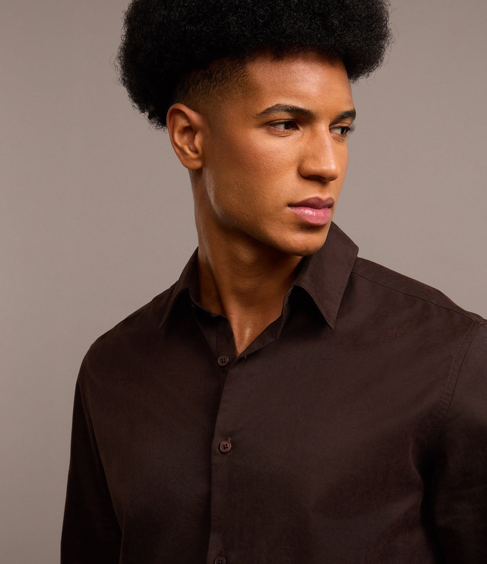 Camisa Regular em Sarja com Abotoamento Marrom 5