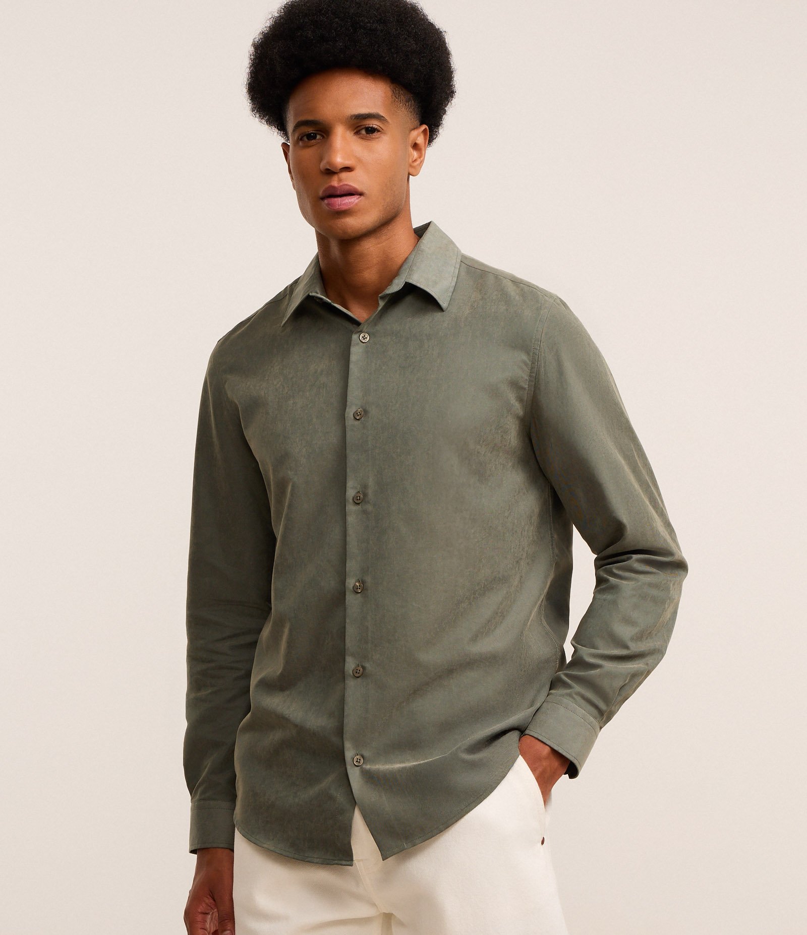 Camisa Regular em Sarja com Abotoamento Verde 1