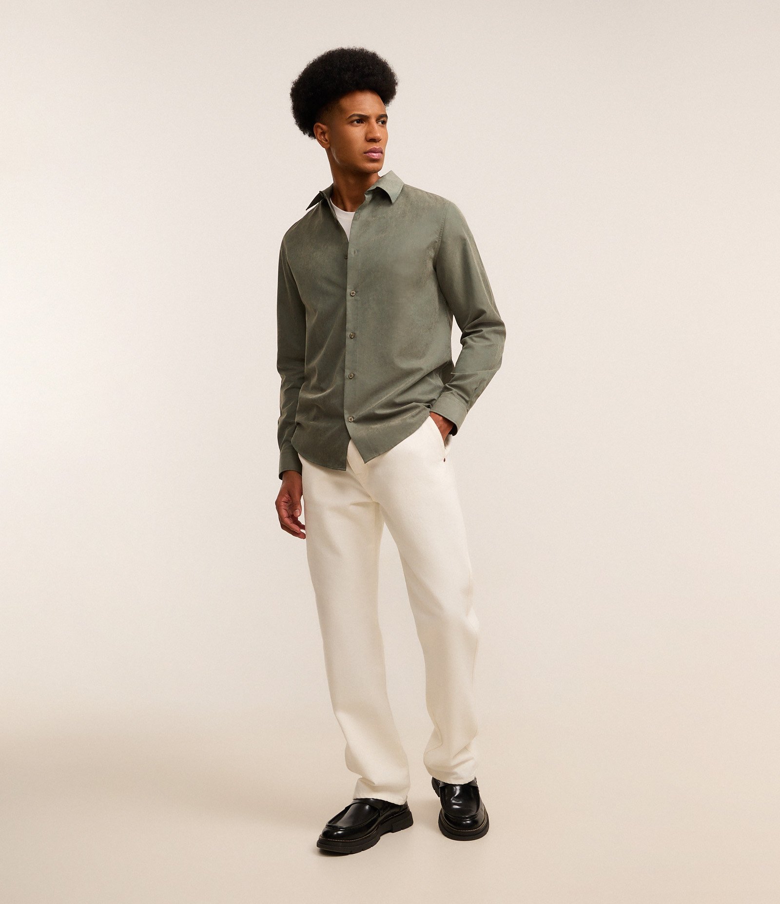 Camisa Regular em Sarja com Abotoamento Verde 2