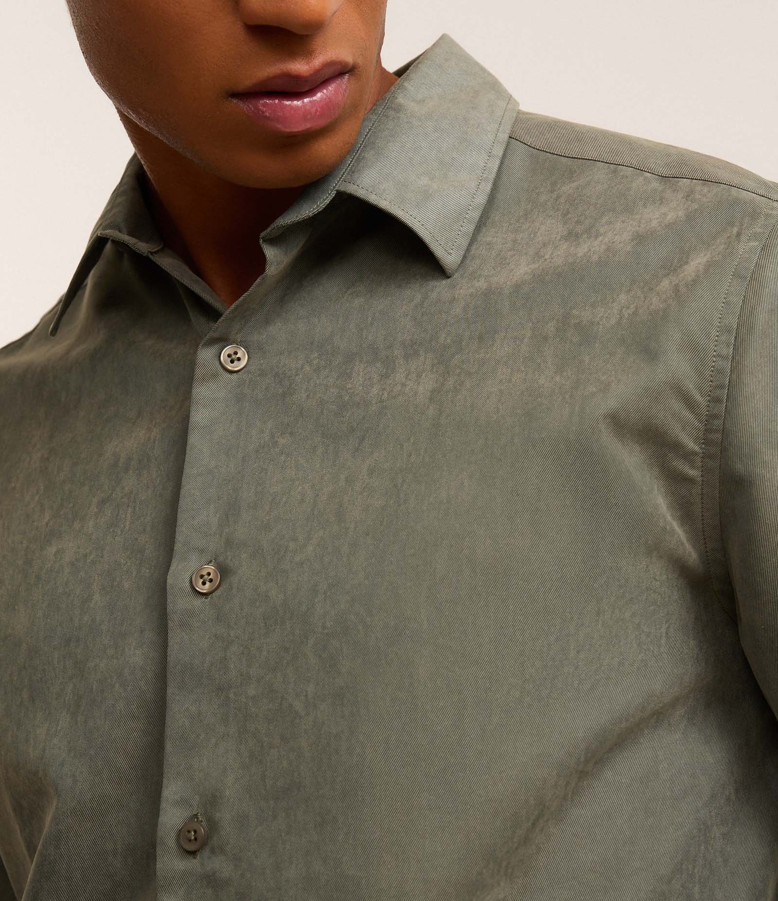 Camisa Regular em Sarja com Abotoamento Verde 3