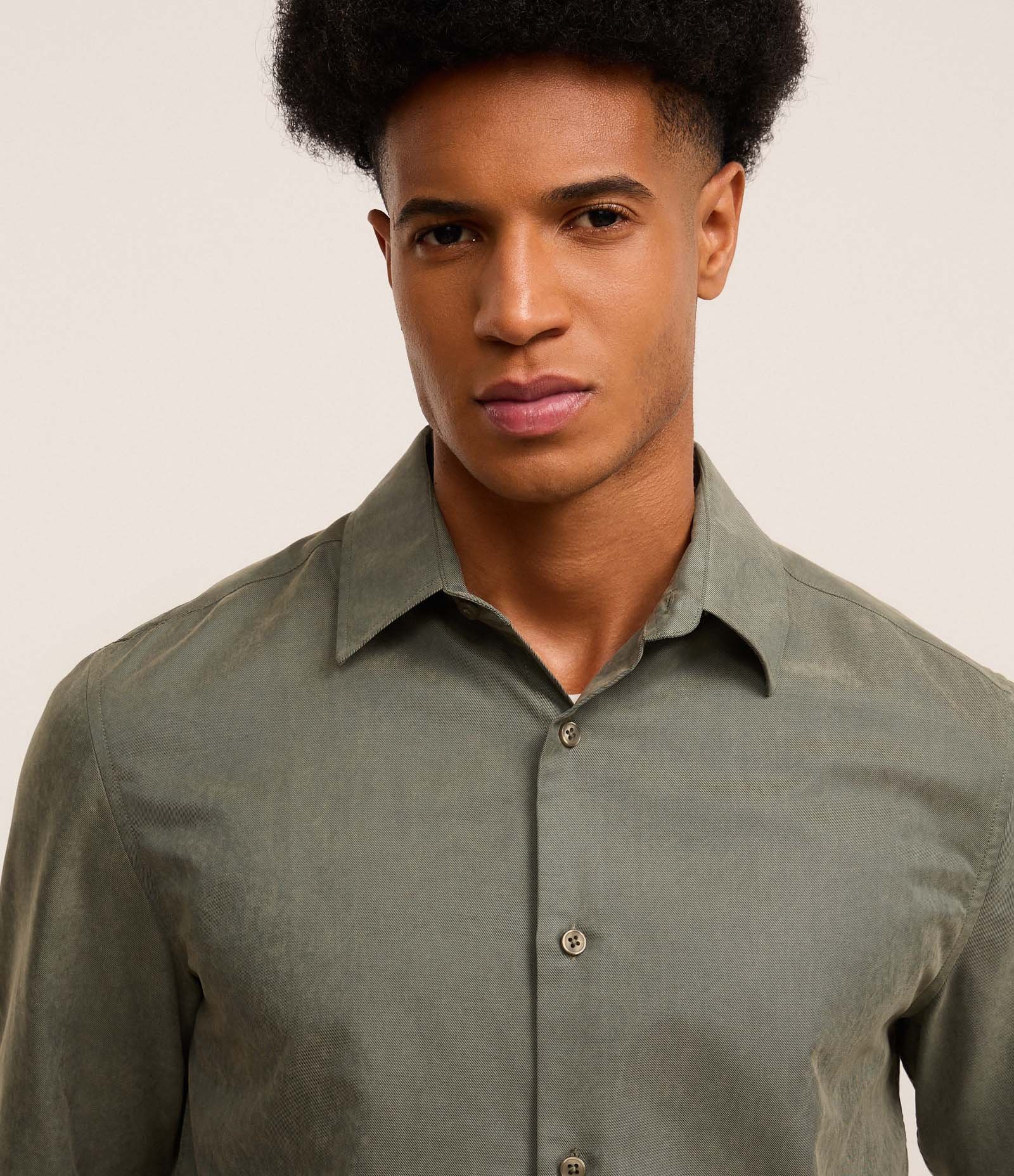 Camisa Regular em Sarja com Abotoamento Verde 4