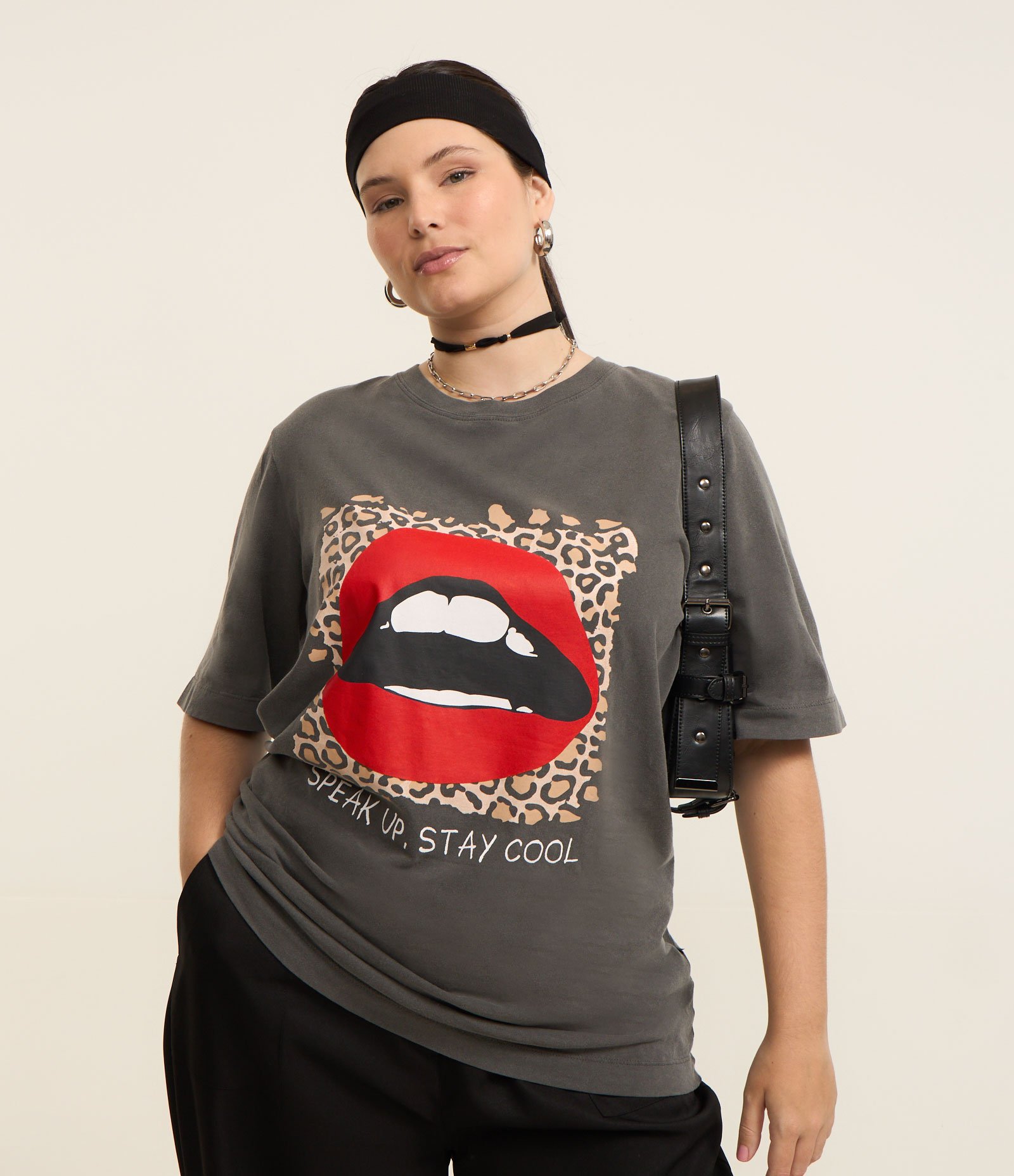 Camiseta Alongada Estonada Estampada Boca Curve & Plus Size Preto 1