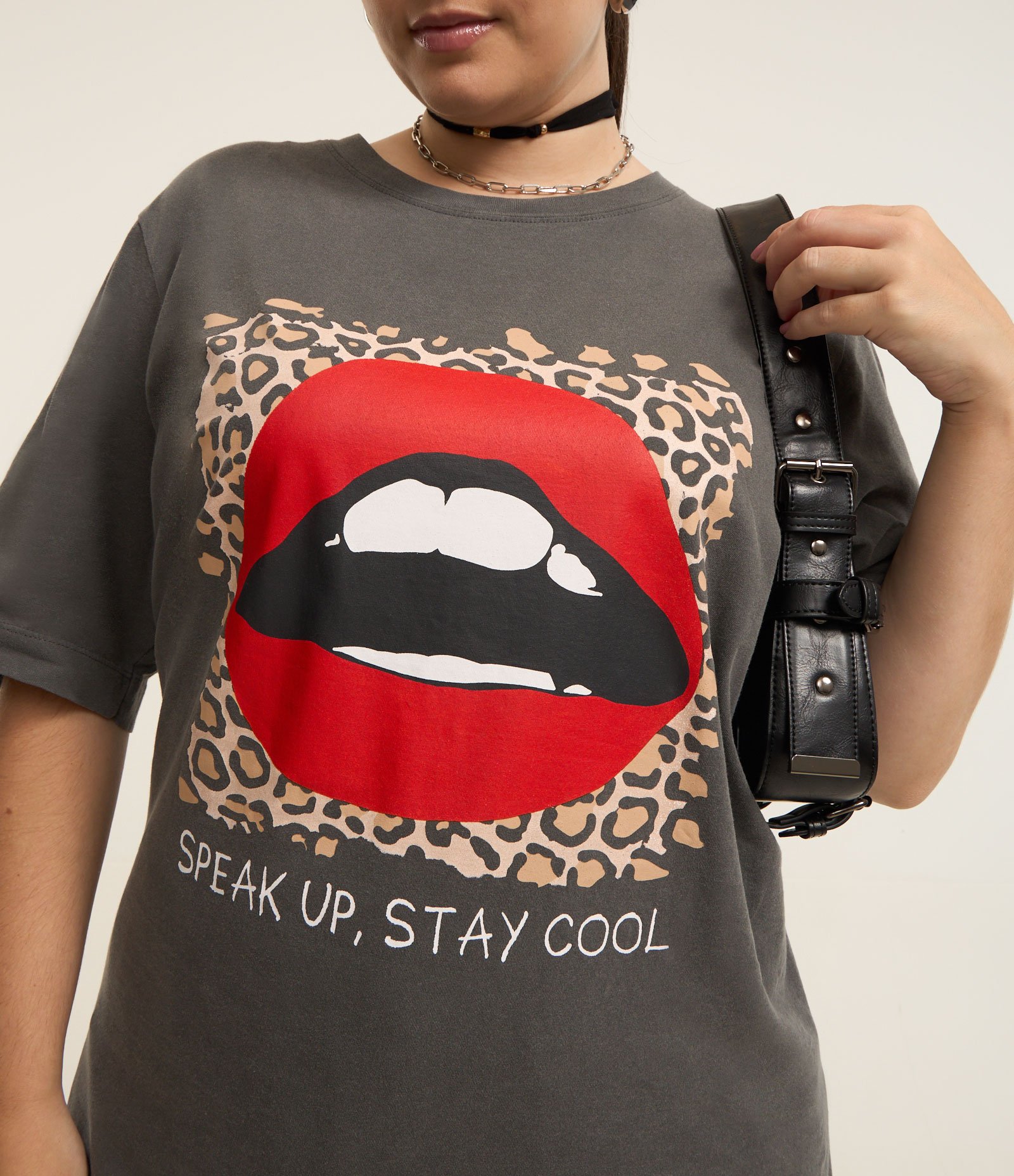 Camiseta Alongada Estonada Estampada Boca Curve & Plus Size Preto 3