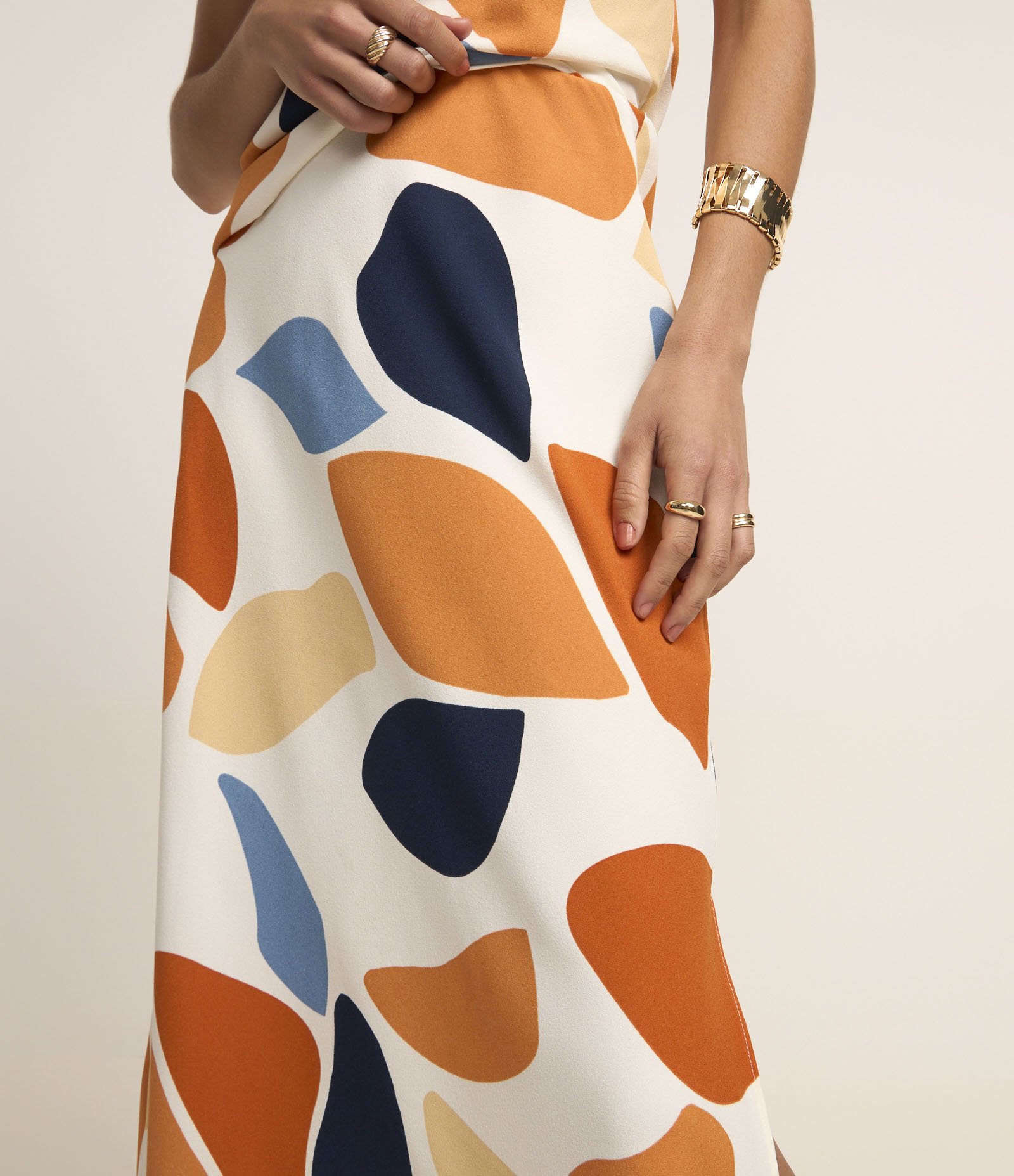 Saia Evasê em Crepe com Estampa Abstrata Multicores 4