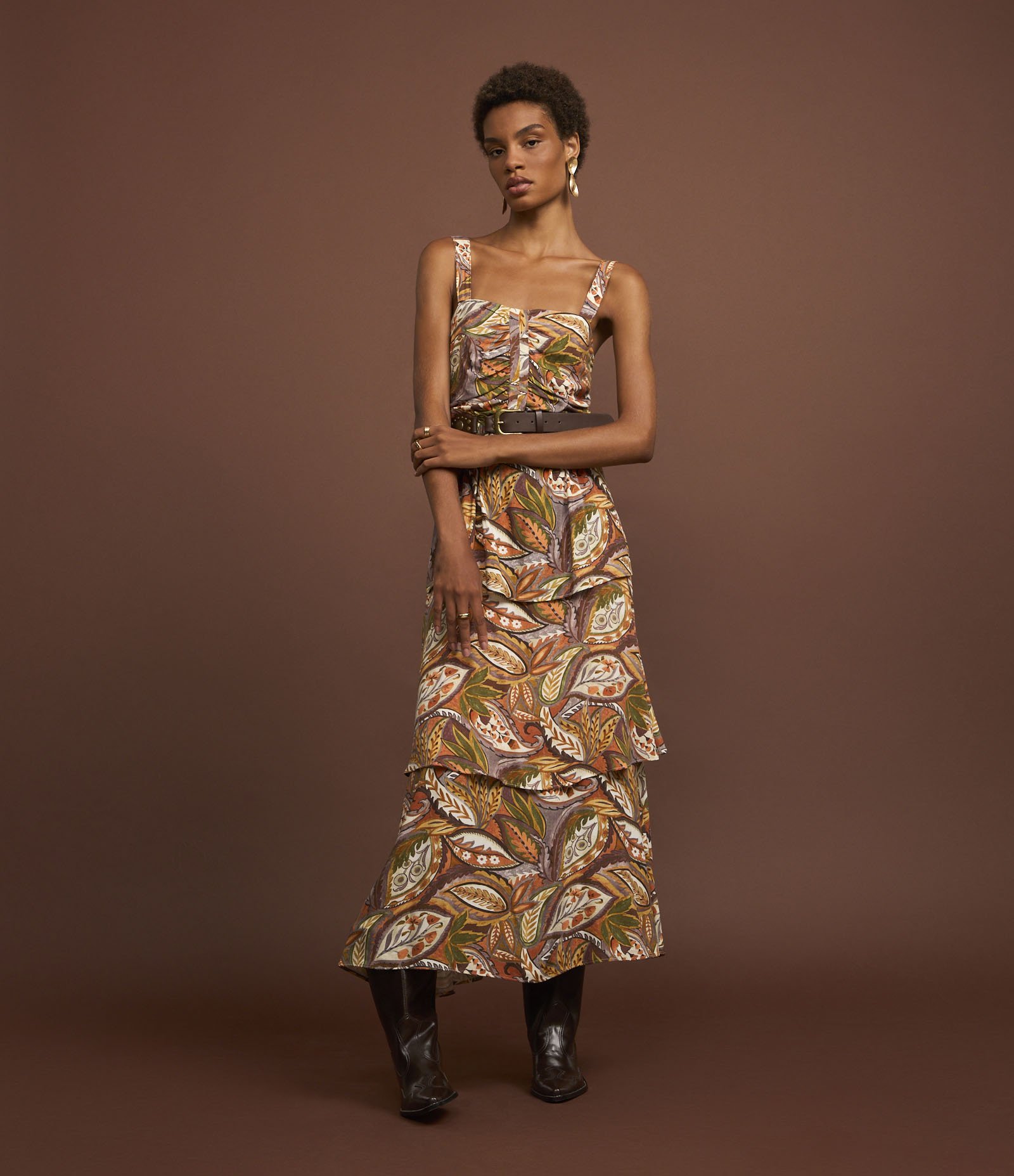 Vestido Western Evasê Midi em Viscose com Estampa Folhagem Marrom 1