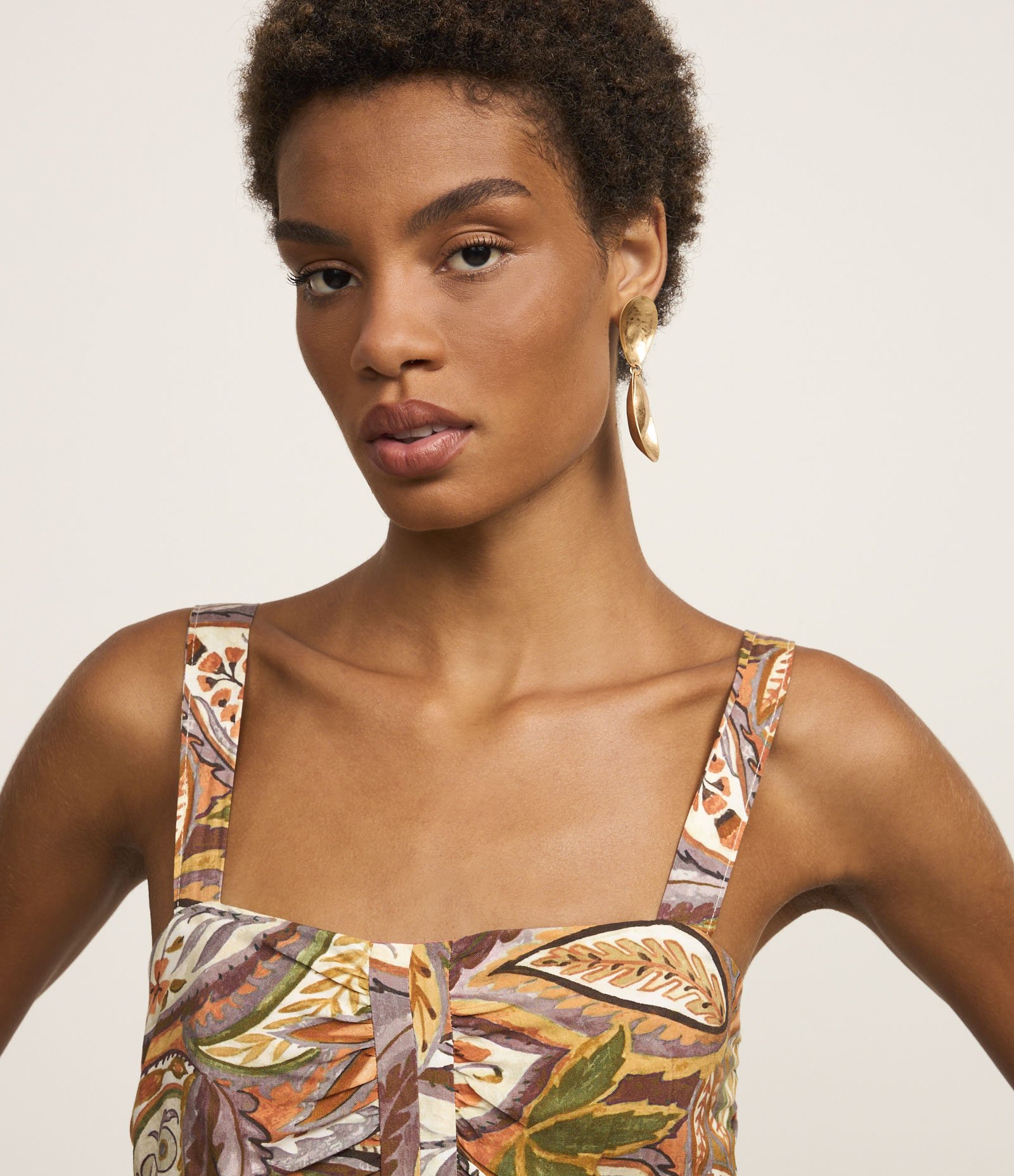 Vestido Western Evasê Midi em Viscose com Estampa Folhagem Marrom 3