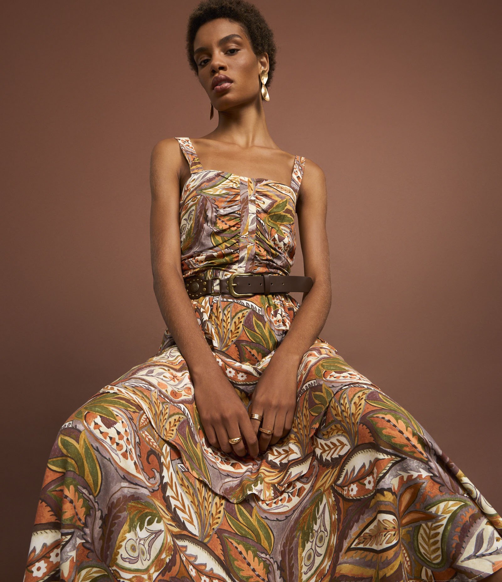 Vestido Western Evasê Midi em Viscose com Estampa Folhagem Marrom 6