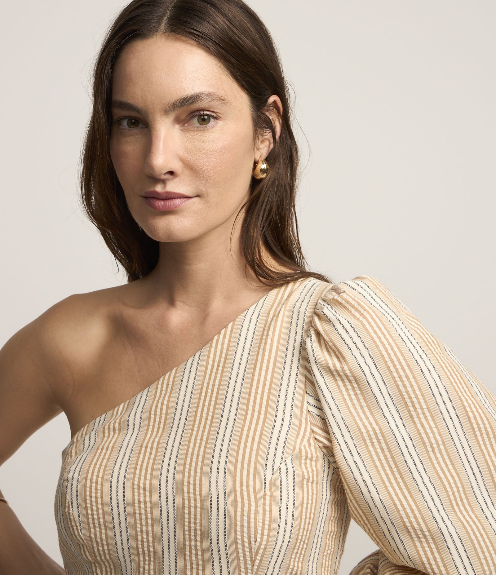 Vestido Ombro Só Listrado em Tricoline com Vazado Bege 4