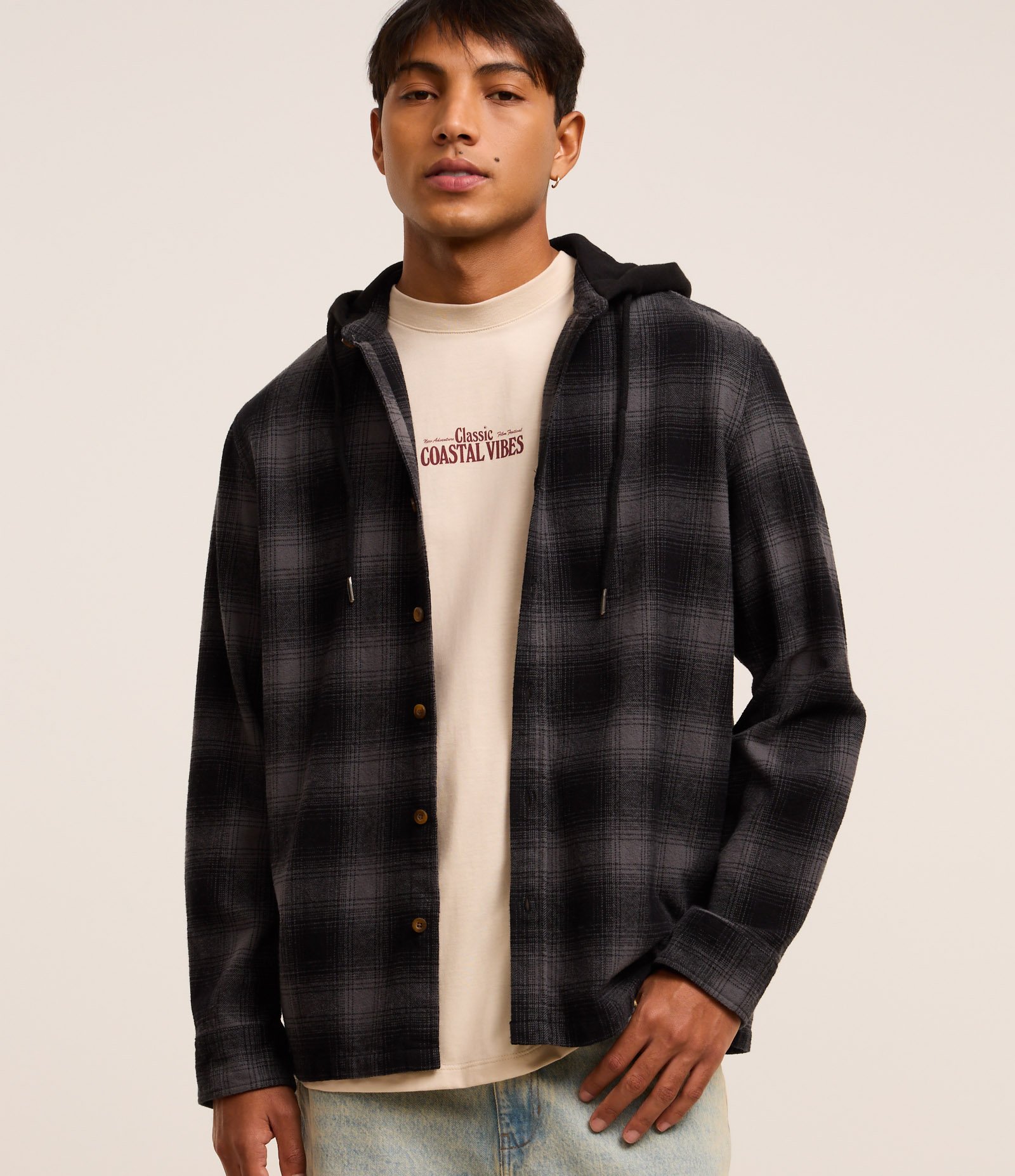 Camisa Comfort em Flanela Com Capuz Estampa Xadrez Preto 1