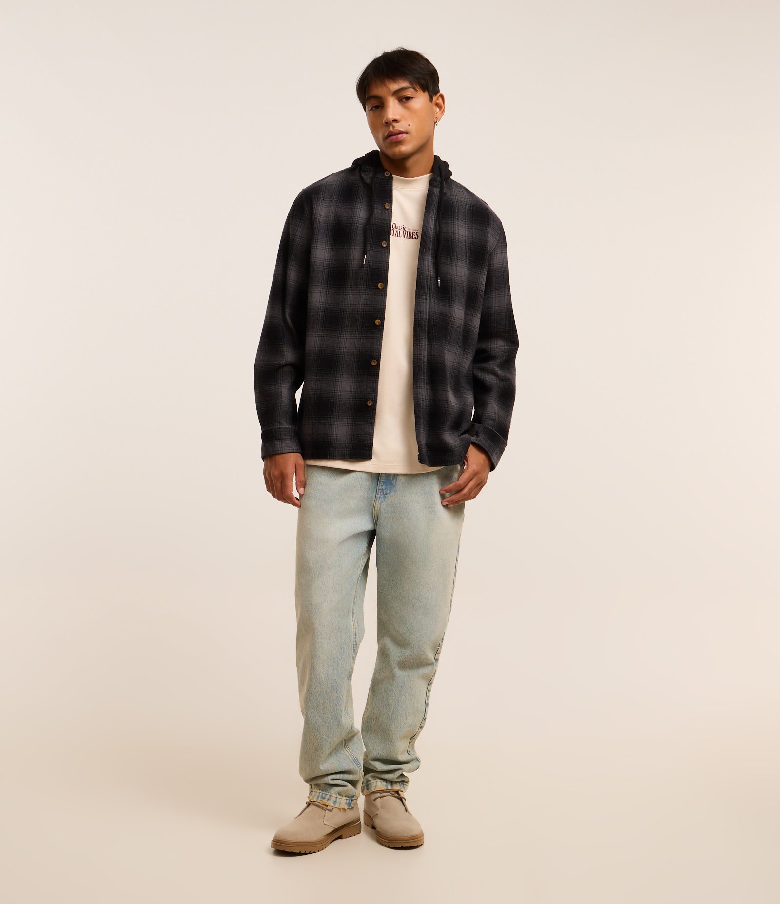 Camisa Comfort em Flanela Com Capuz Estampa Xadrez Preto 2