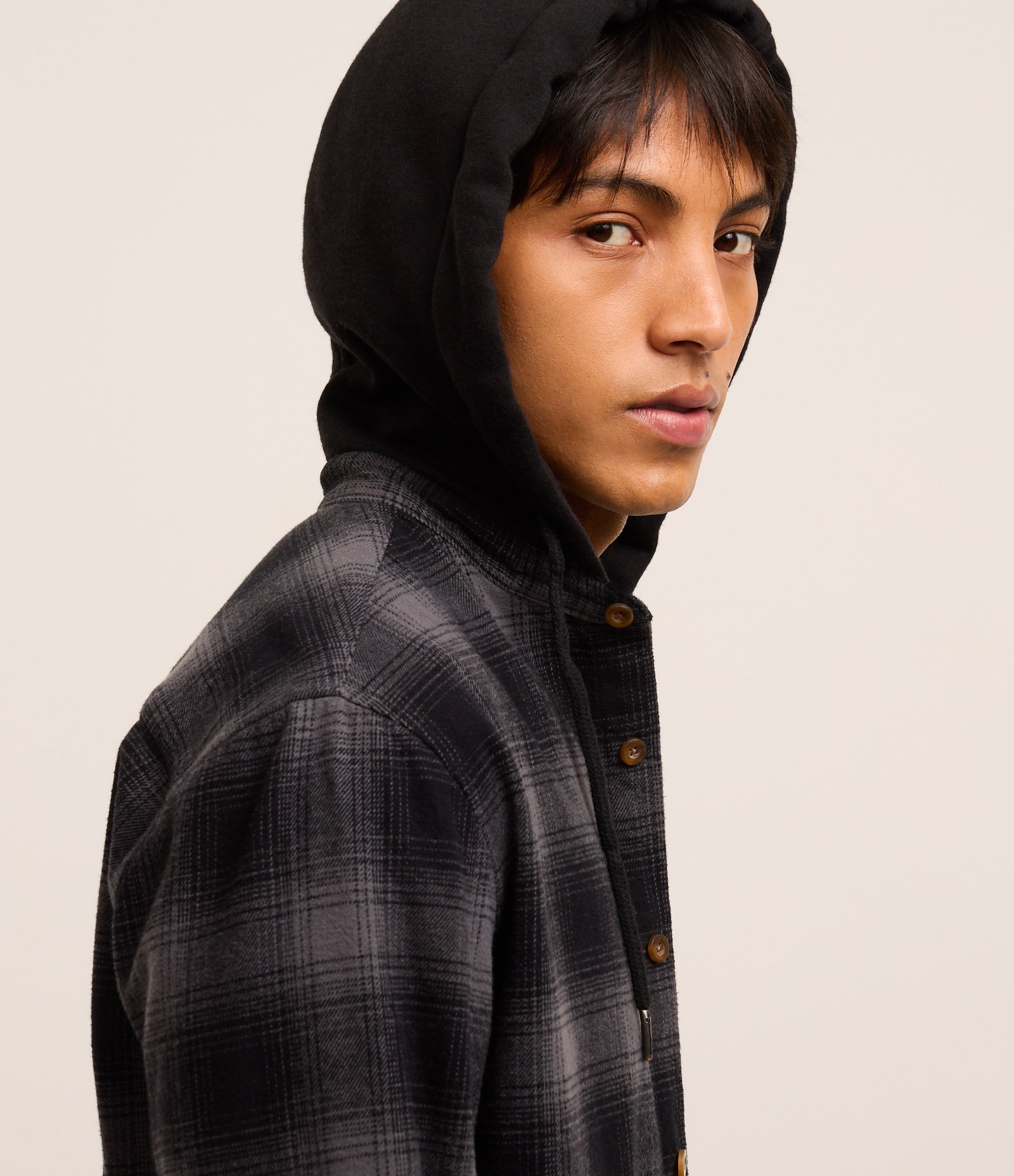 Camisa Comfort em Flanela Com Capuz Estampa Xadrez Preto 3