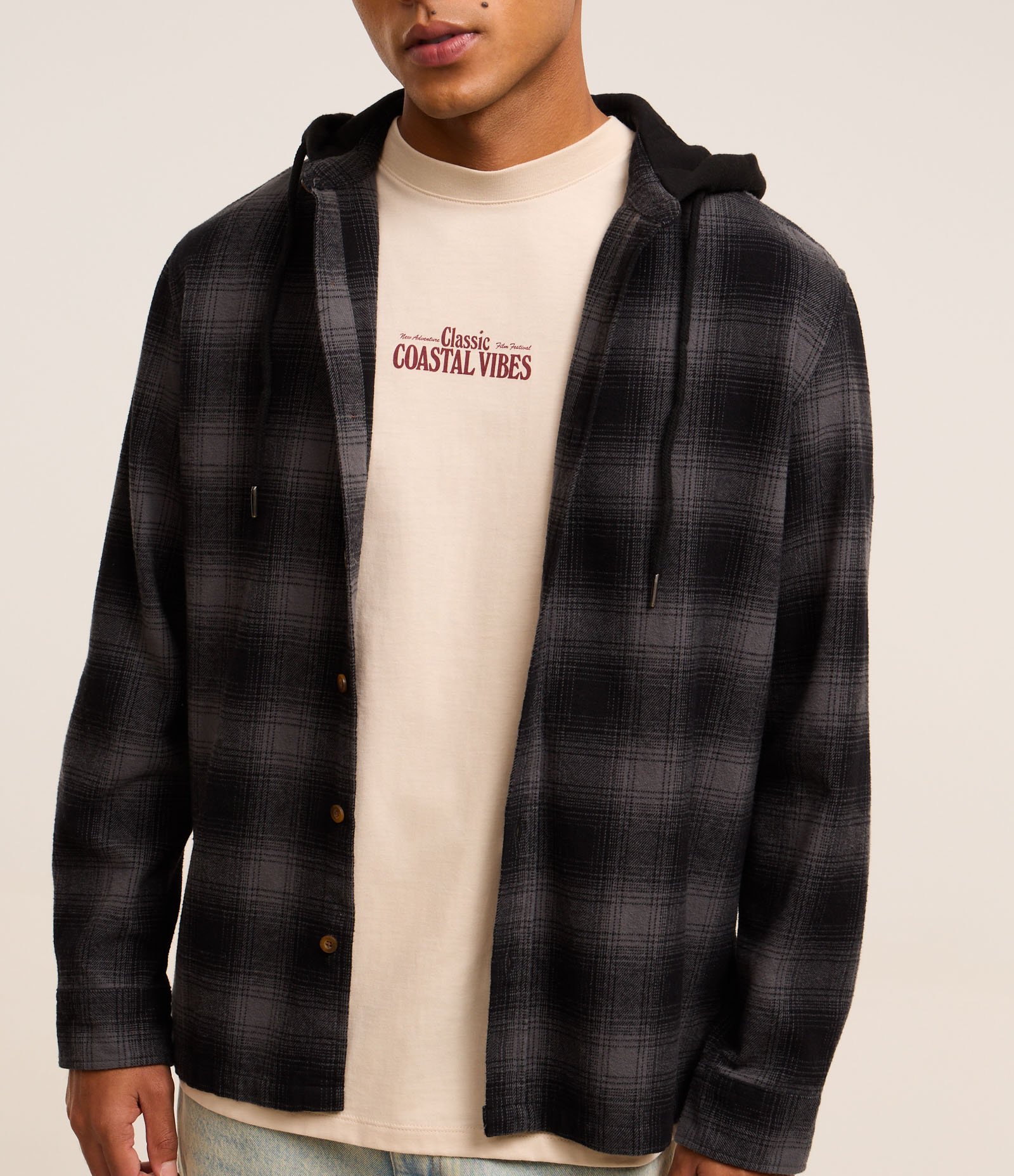 Camisa Comfort em Flanela Com Capuz Estampa Xadrez Preto 4