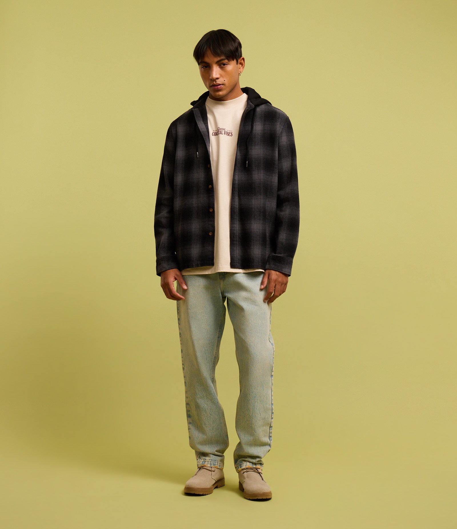 Camisa Comfort em Flanela Com Capuz Estampa Xadrez Preto 5