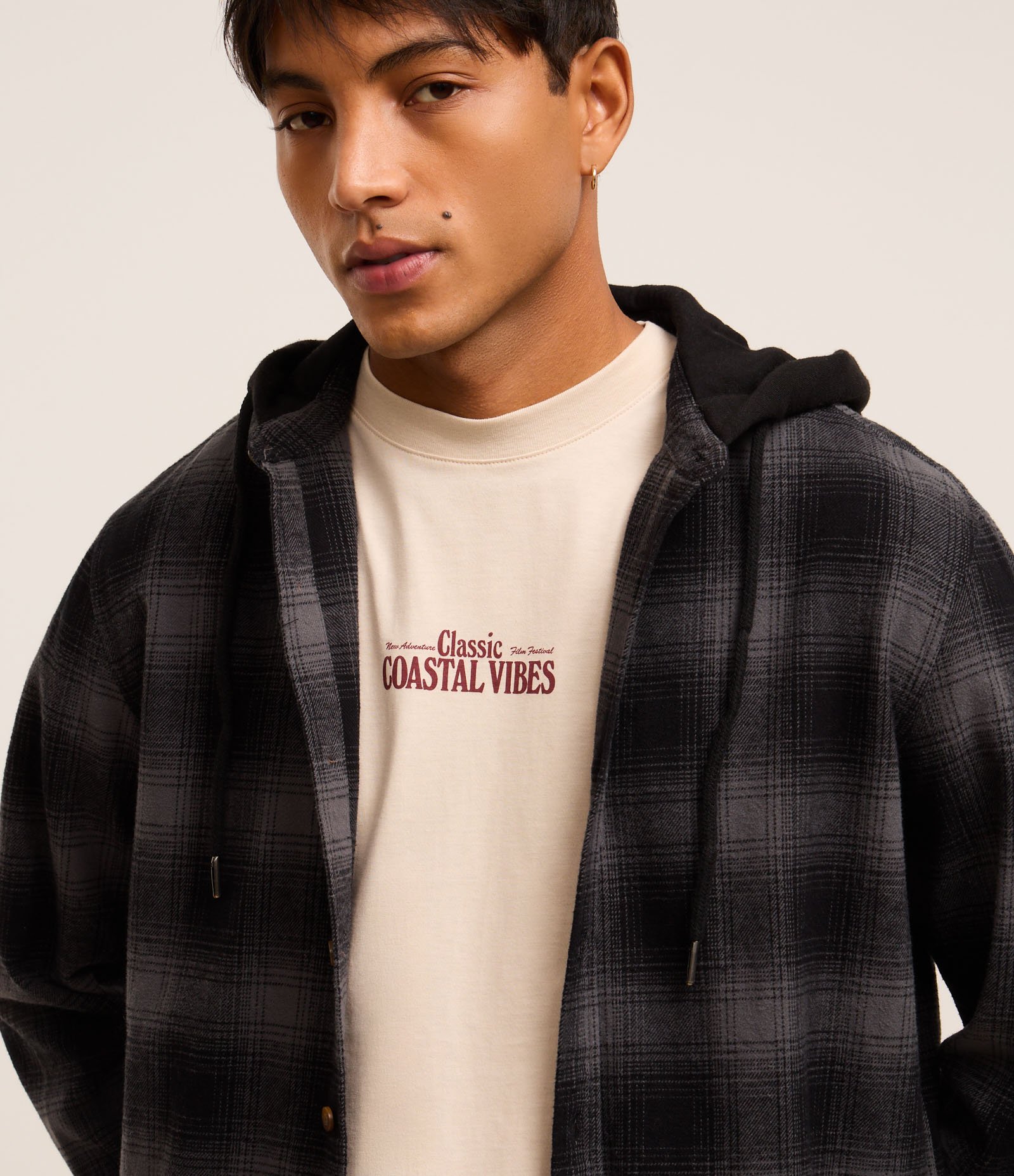 Camisa Comfort em Flanela Com Capuz Estampa Xadrez Preto 6