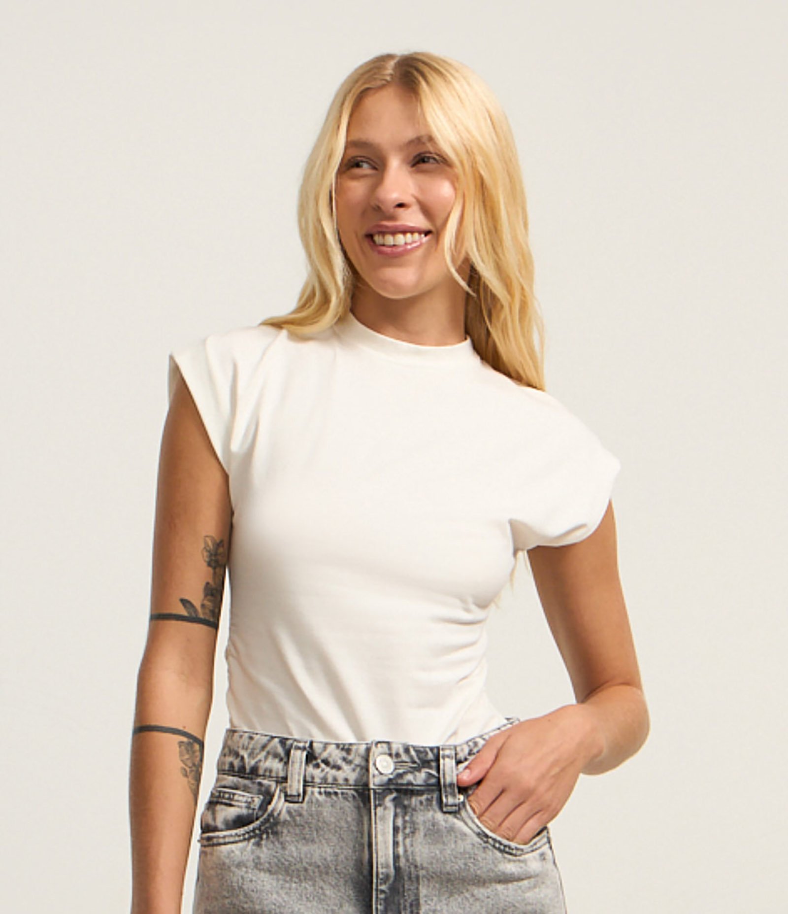 Blusa em Algodão com Gola Alta e Franzido na Lateral Branco 1