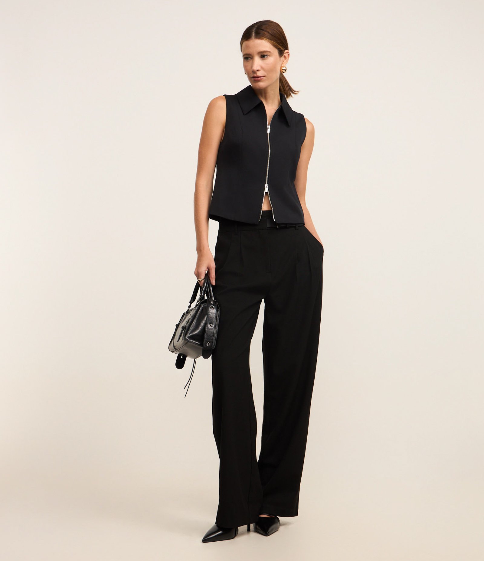 Colete Alfaiatado com Gola Pólo e Fechamento em Zíper Preto 2