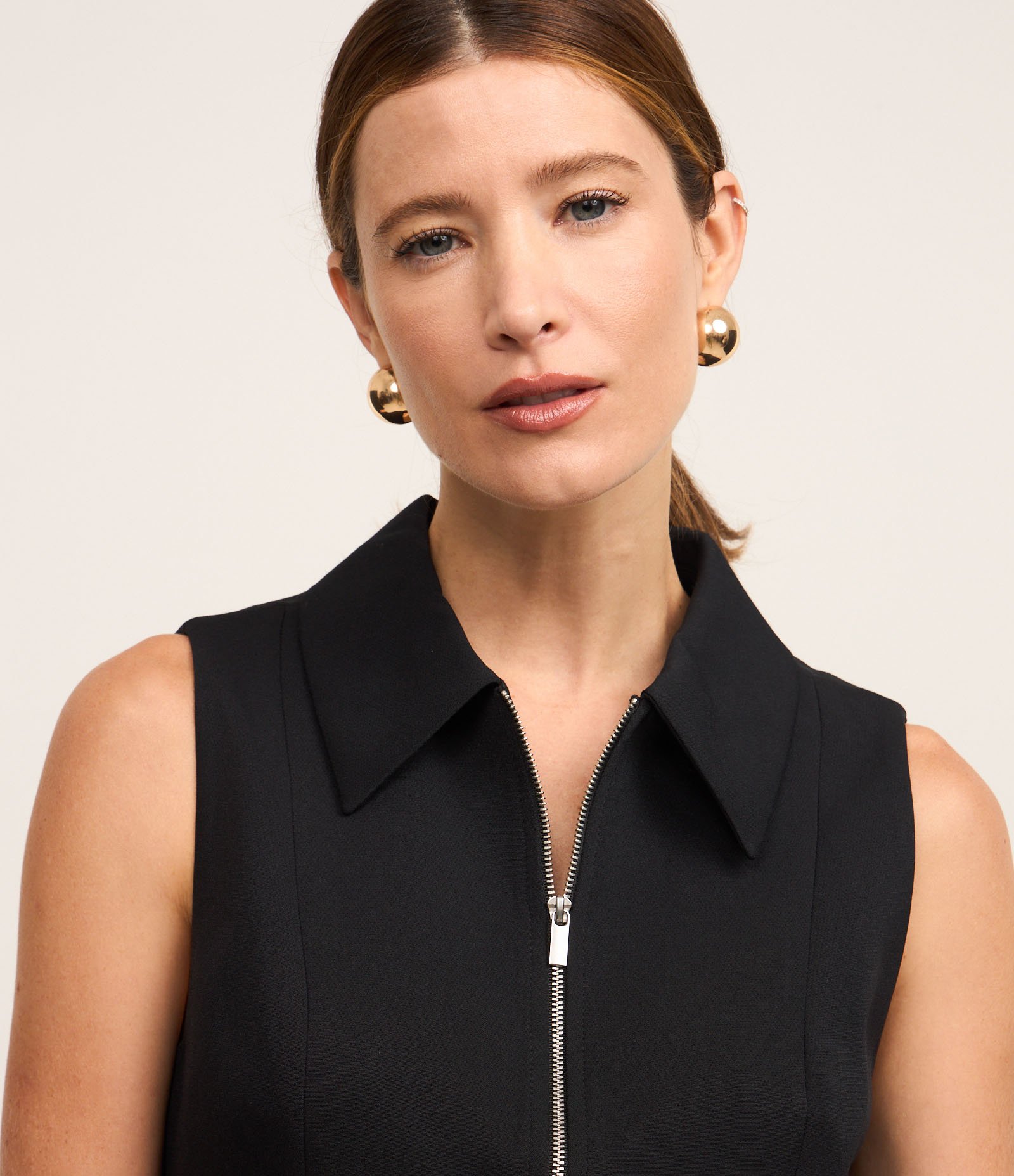 Colete Alfaiatado com Gola Pólo e Fechamento em Zíper Preto 5