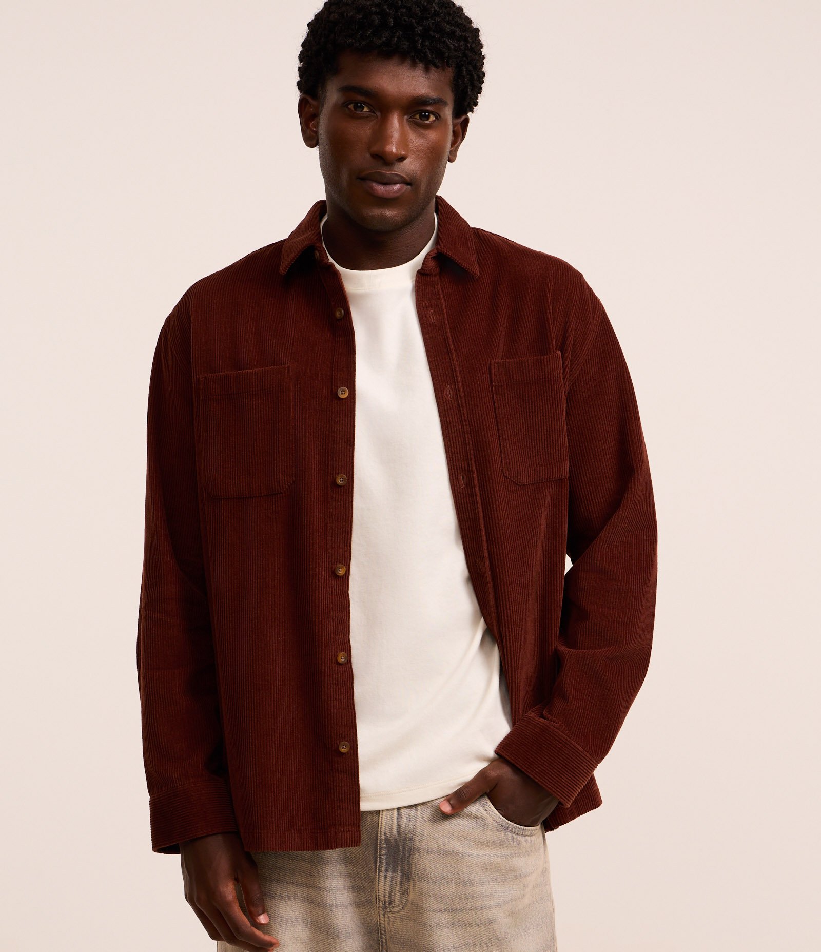 Camisa Comfort em Algodão com Textura Cotelê e Bolsos Marrom 1