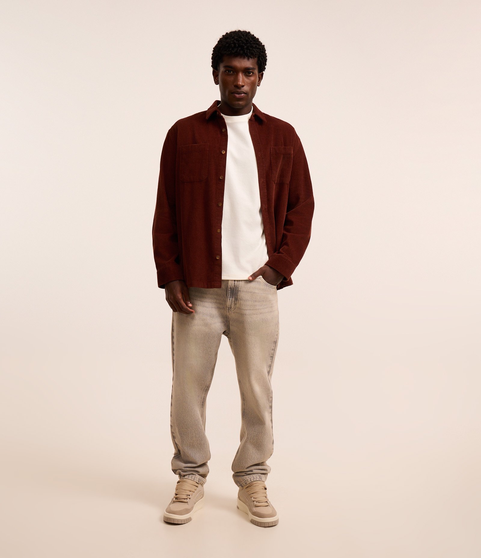 Camisa Comfort em Algodão com Textura Cotelê e Bolsos Marrom 2