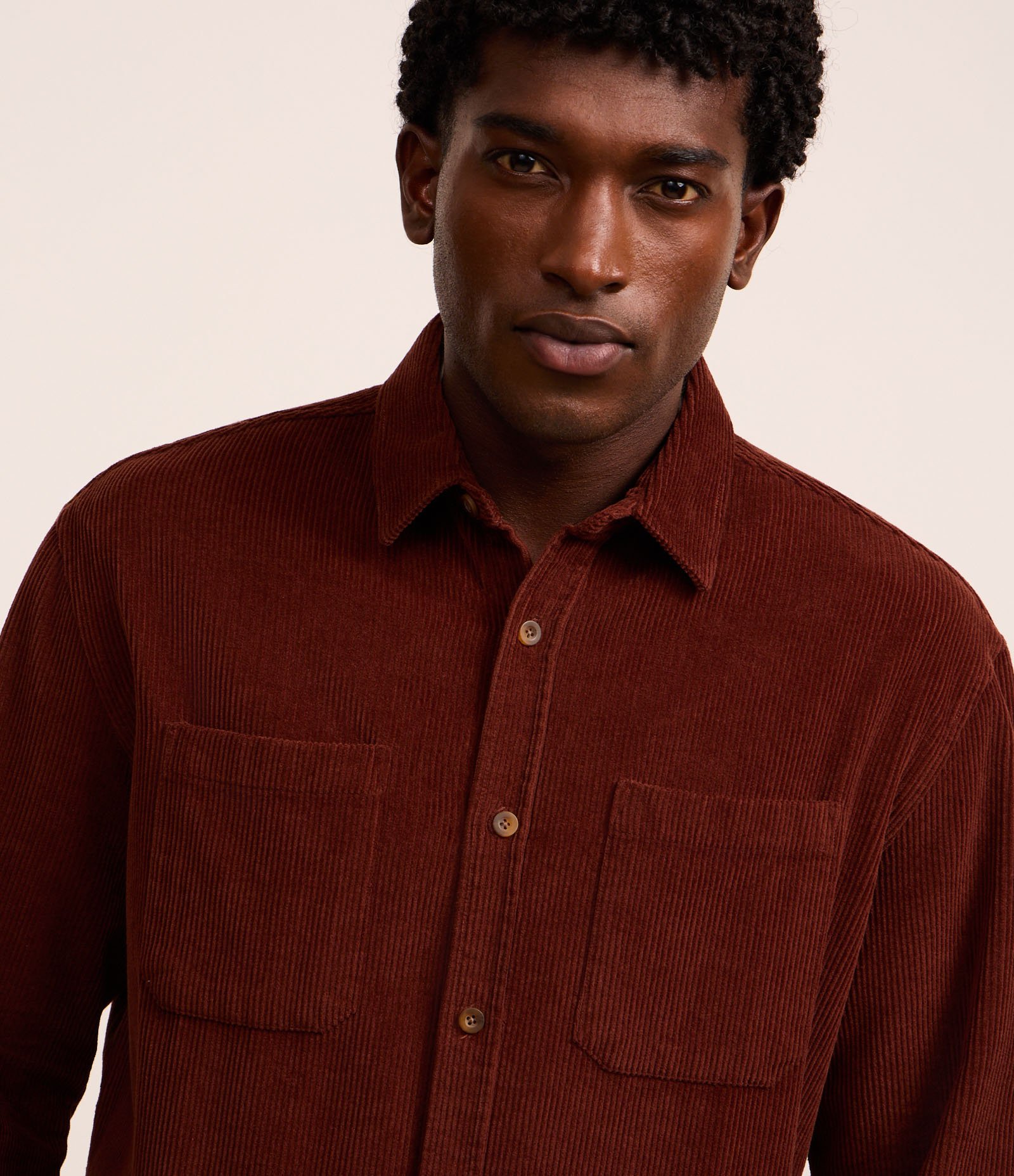 Camisa Comfort em Algodão com Textura Cotelê e Bolsos Marrom 3