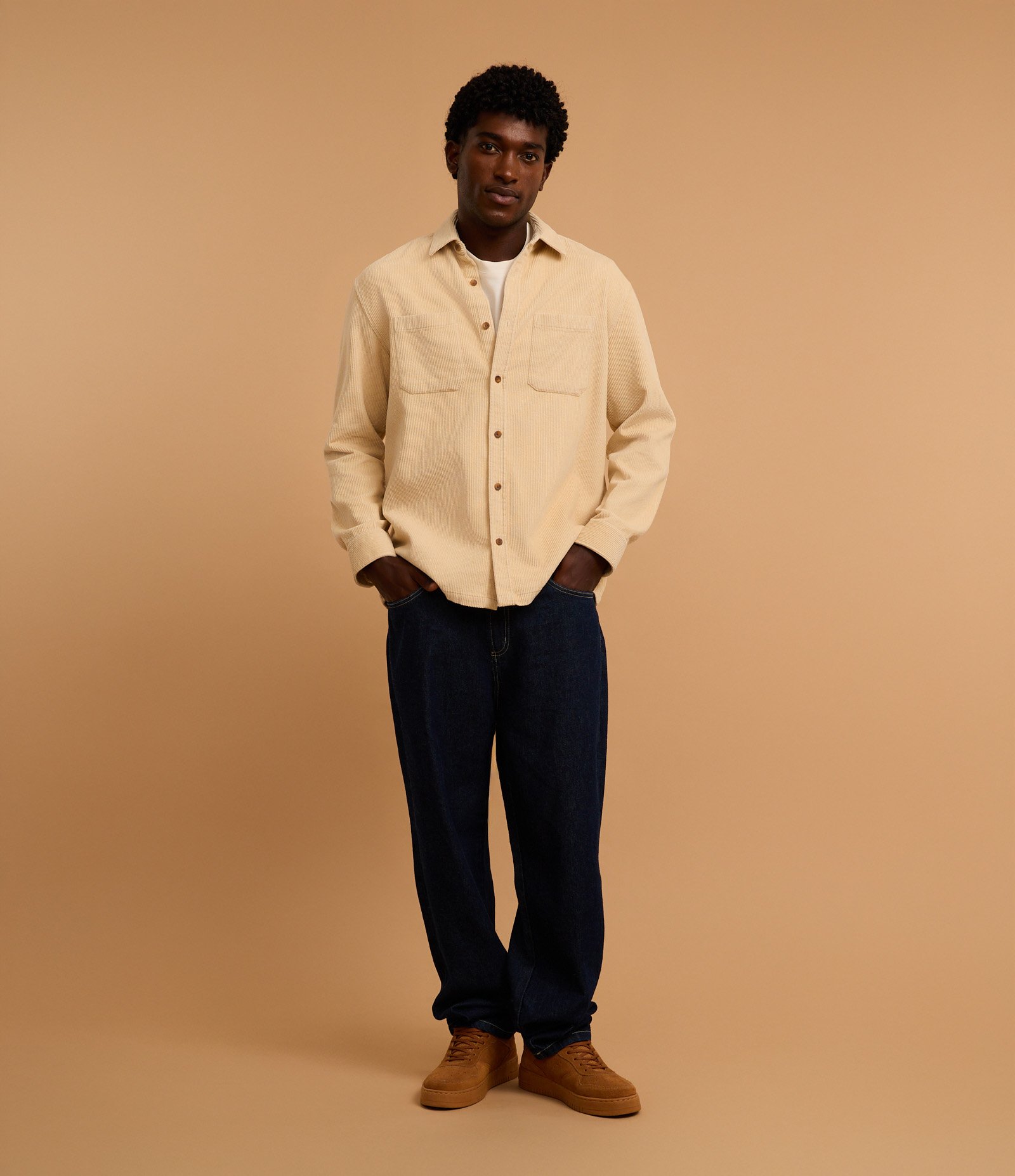 Camisa Comfort em Algodão com Textura Cotelê e Bolsos Bege Médio 2