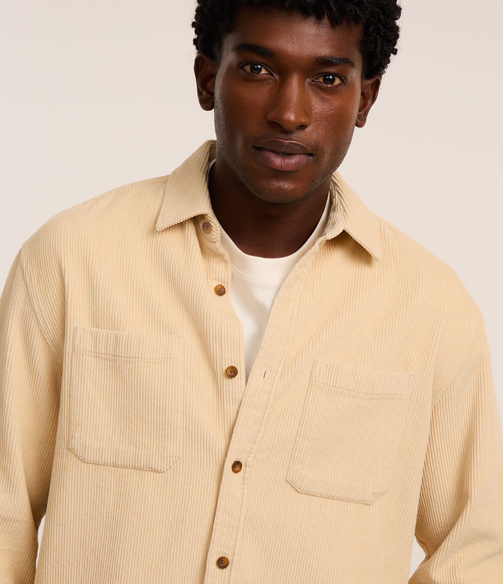 Camisa Comfort em Algodão com Textura Cotelê e Bolsos Bege Médio 3