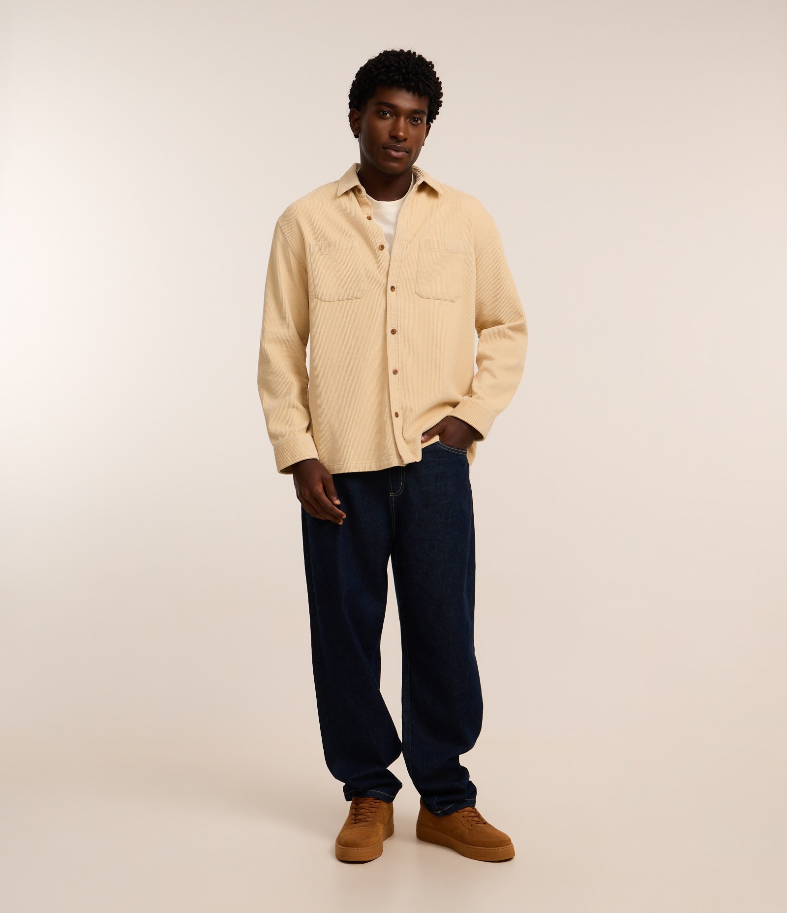 Camisa Comfort em Algodão com Textura Cotelê e Bolsos Bege Médio 4