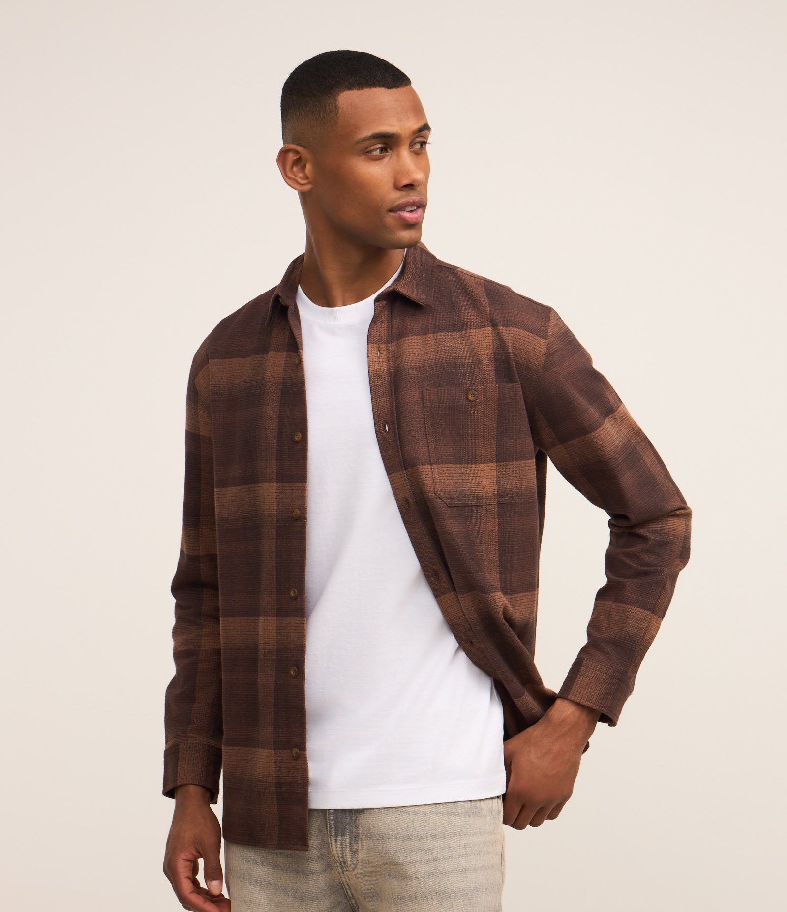 Camisa Comfort em Algodão Xadrez com Bolso e Manga Longa Marrom 1