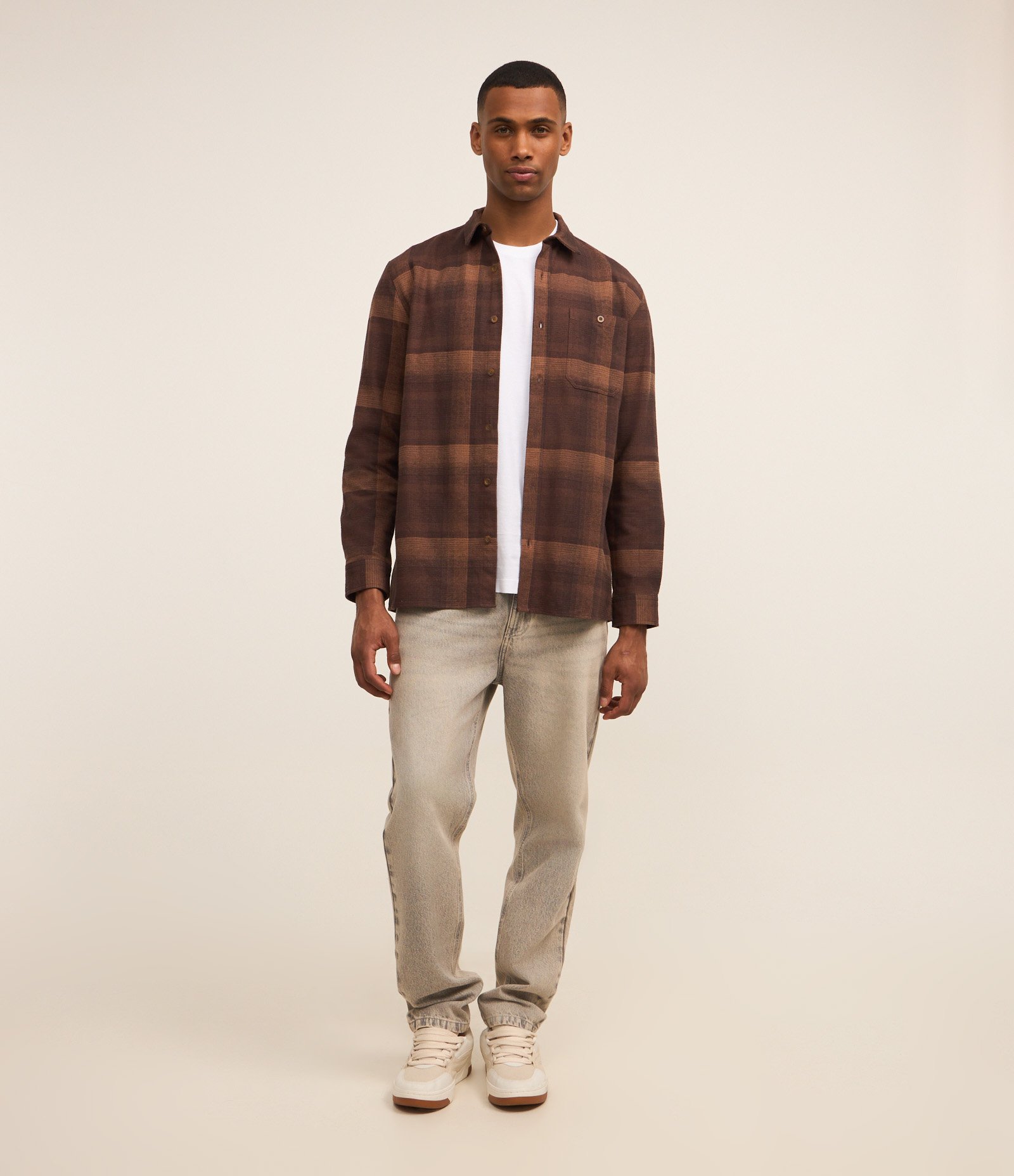 Camisa Comfort em Algodão Xadrez com Bolso e Manga Longa Marrom 2