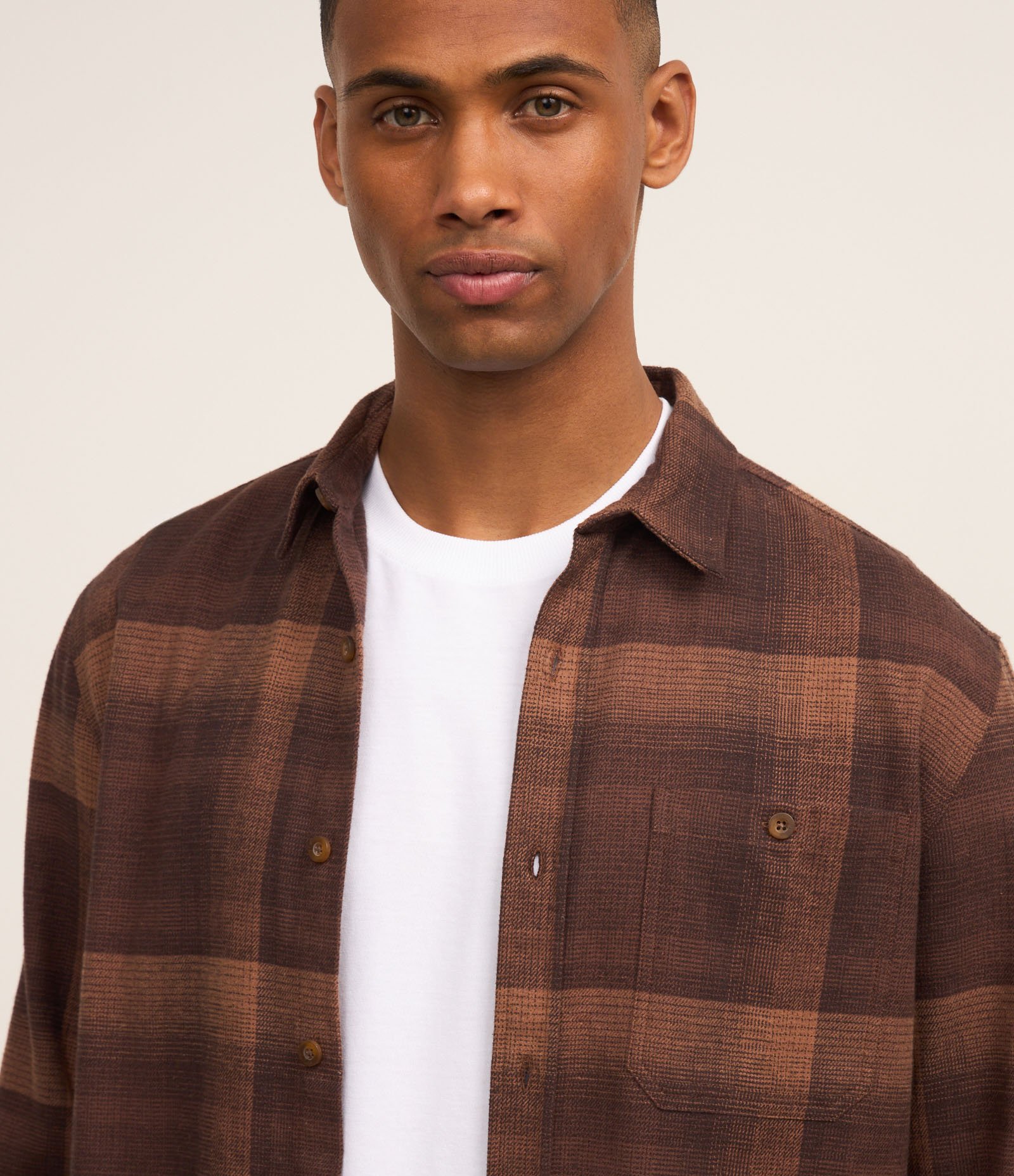Camisa Comfort em Algodão Xadrez com Bolso e Manga Longa Marrom 3