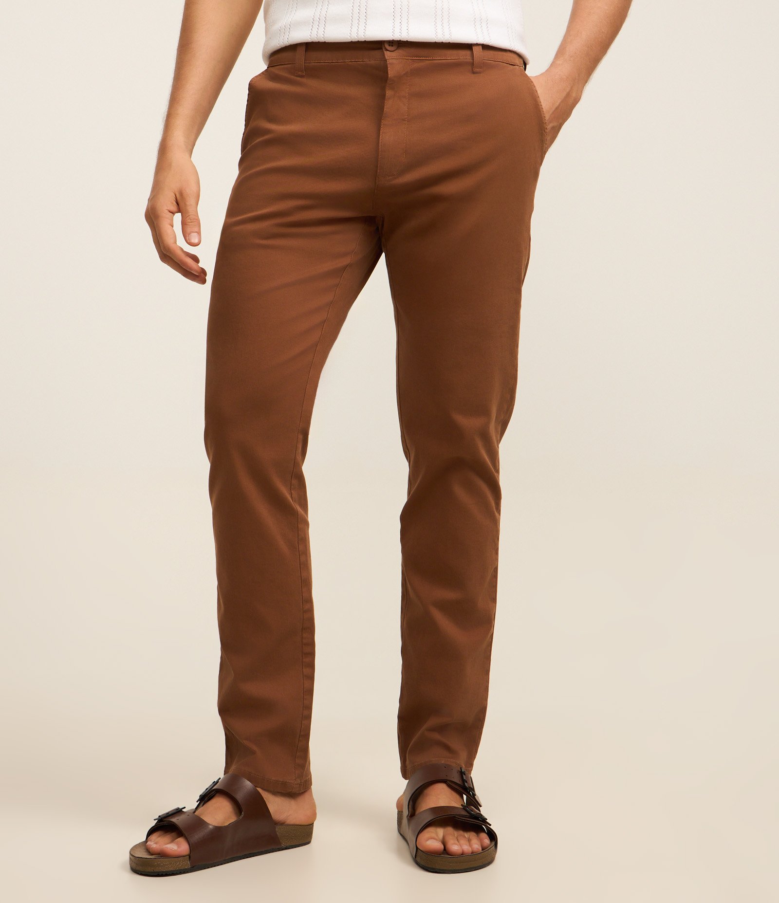 Calça Slim em Sarja com Lavagem Estonada Marrom 1