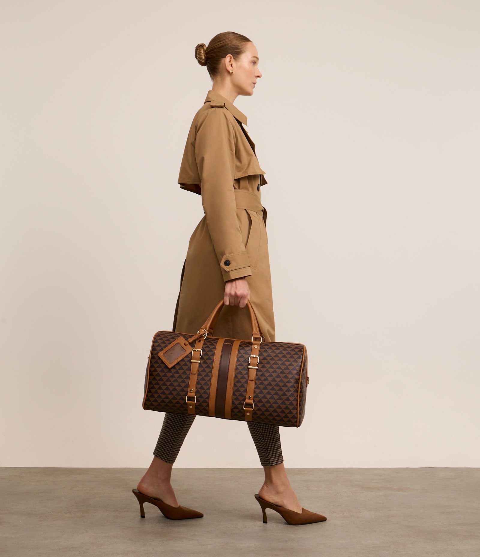 Bolsa Mala Grande com Alça Longa Removível com Estampa de Triângulo Marrom 1