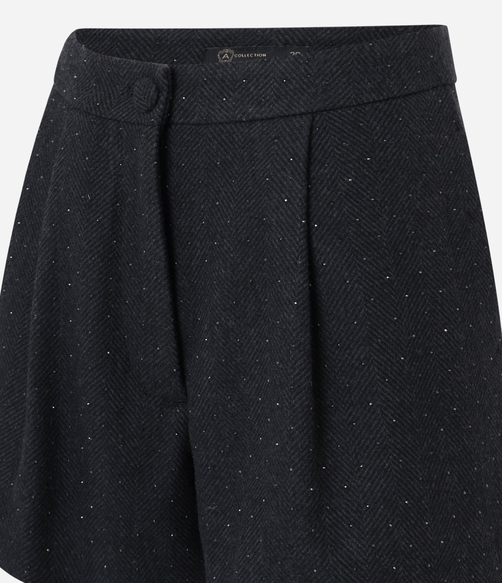 Short Cintura Alta em Polivelour com Botão Forrado e Brilho Preto 6