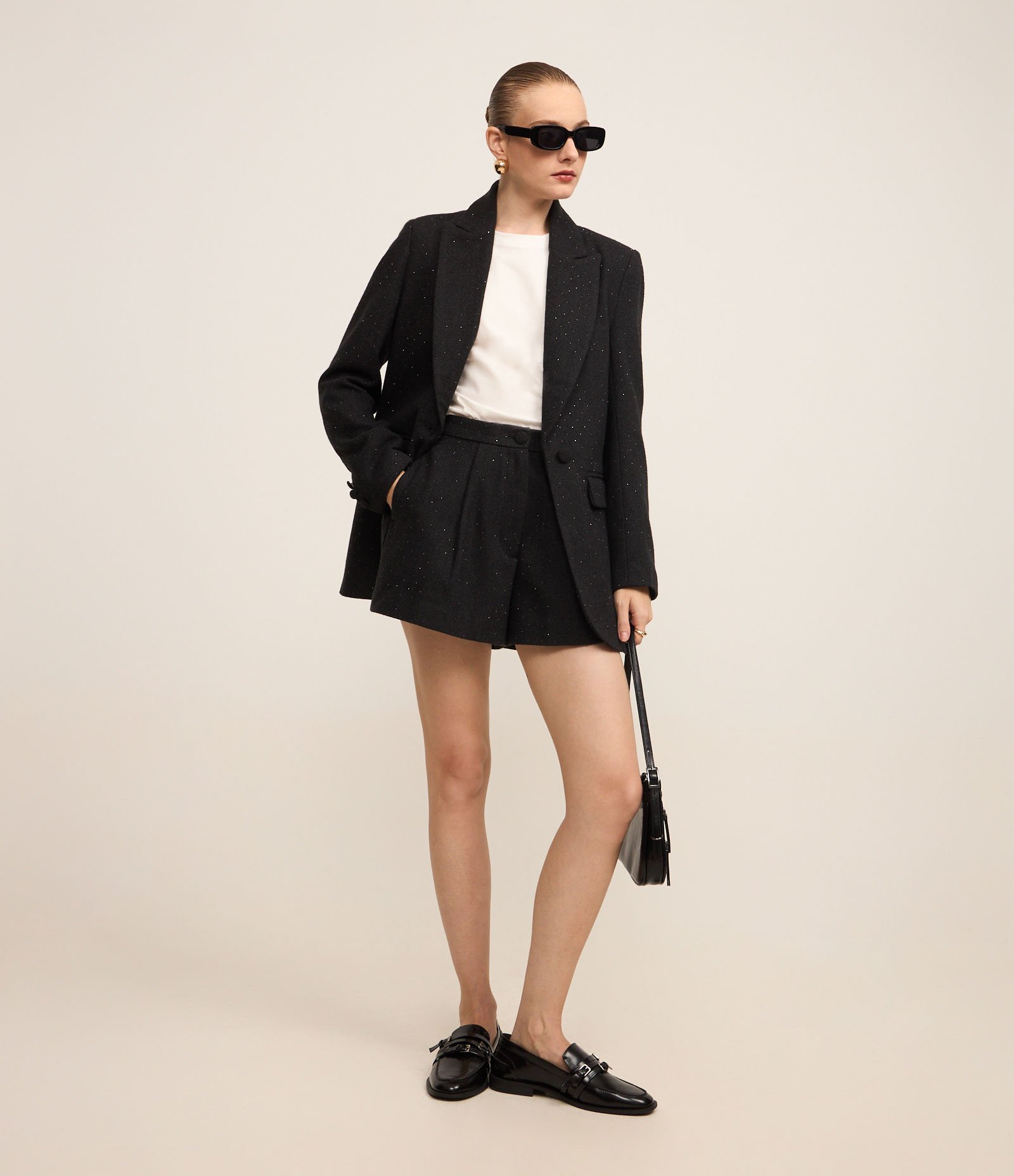 Short Cintura Alta em Polivelour com Botão Forrado e Brilho Preto 1