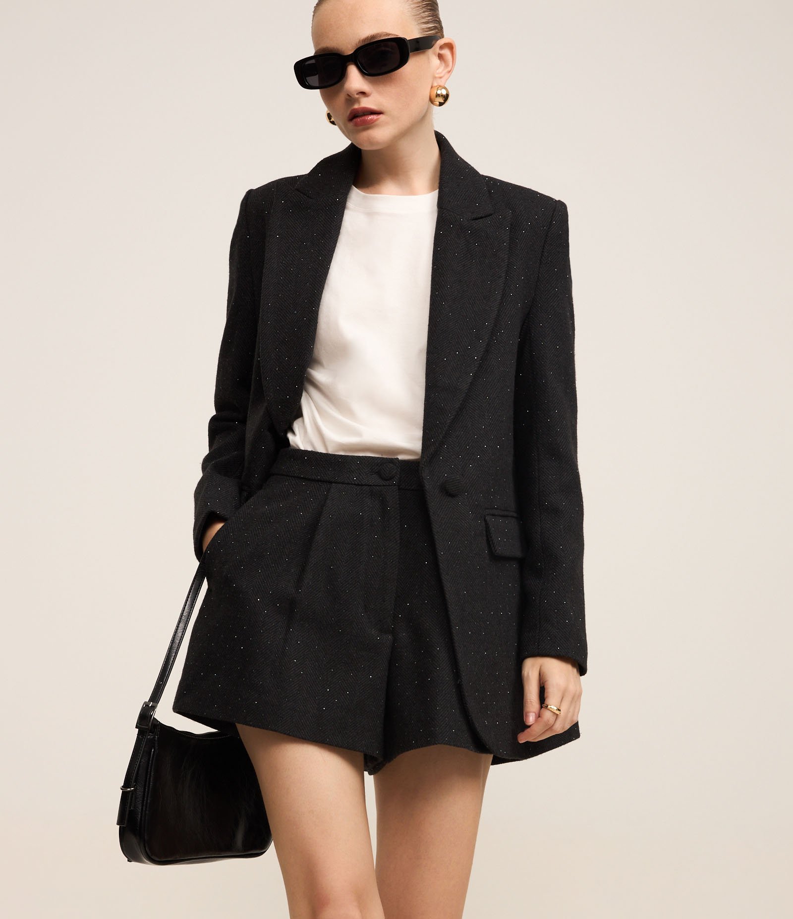 Short Cintura Alta em Polivelour com Botão Forrado e Brilho Preto 2