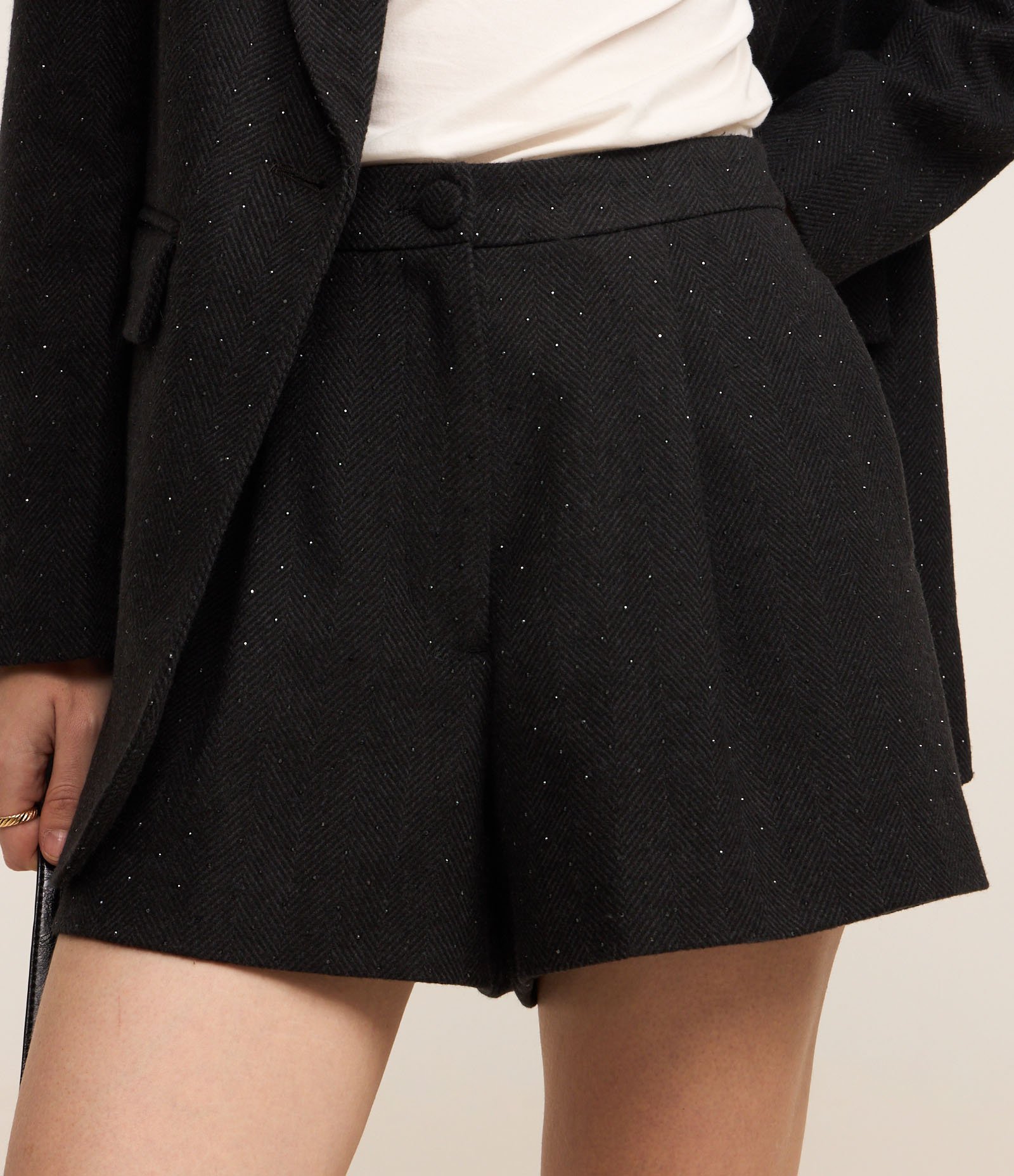 Short Cintura Alta em Polivelour com Botão Forrado e Brilho Preto 3