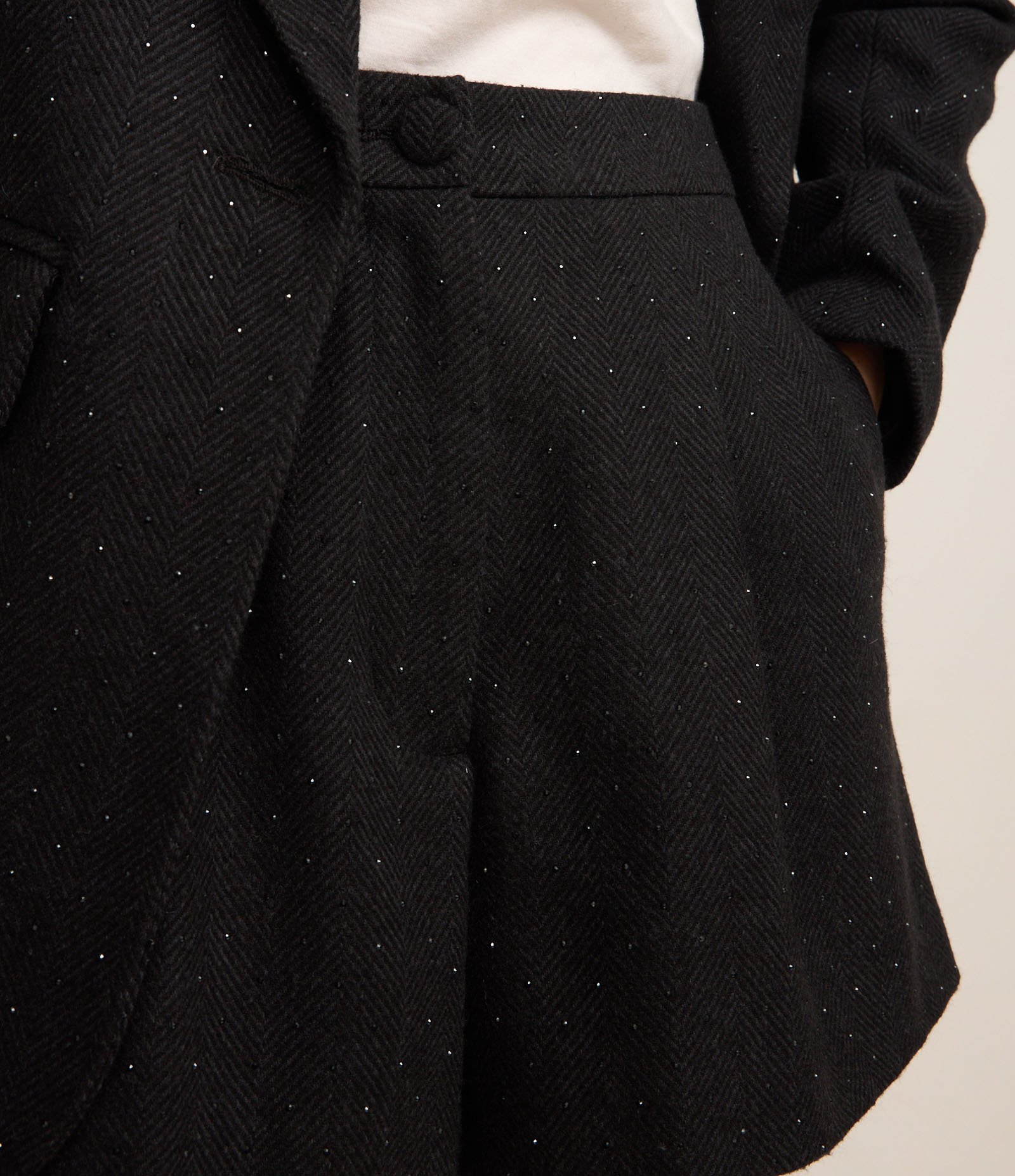 Short Cintura Alta em Polivelour com Botão Forrado e Brilho Preto 4