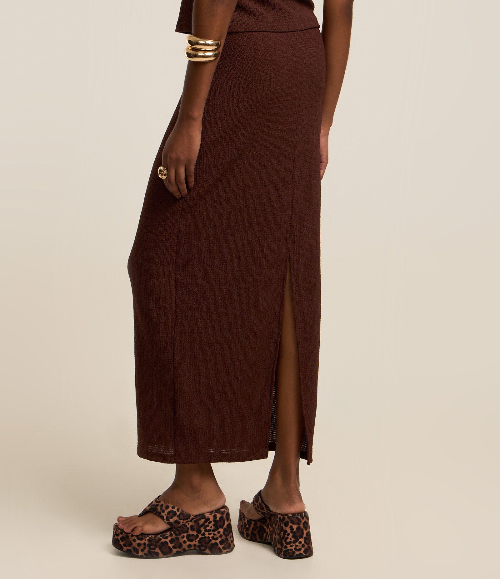 Saia Long Midi Texturizada com Fenda Marrom 4